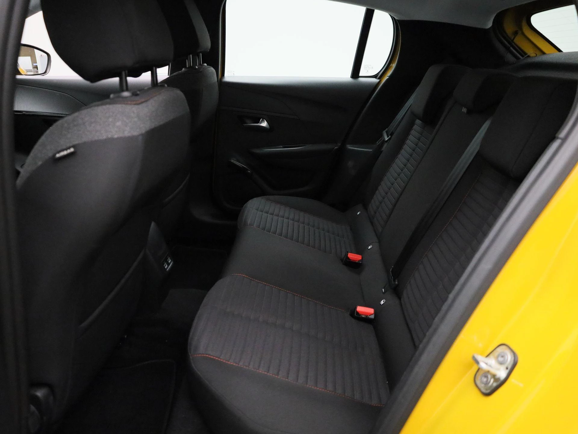 Peugeot-e-208-image-11