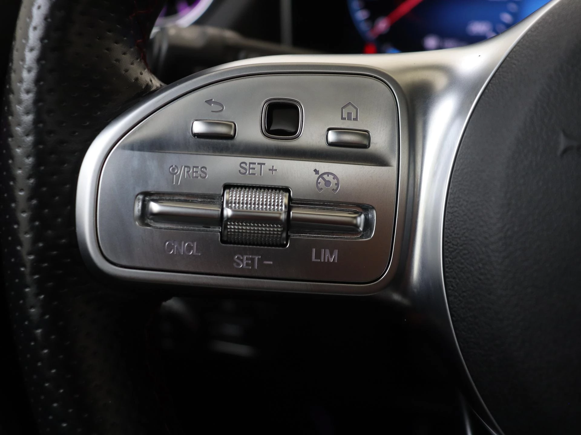 Mercedes-Benz-GLA-image-13