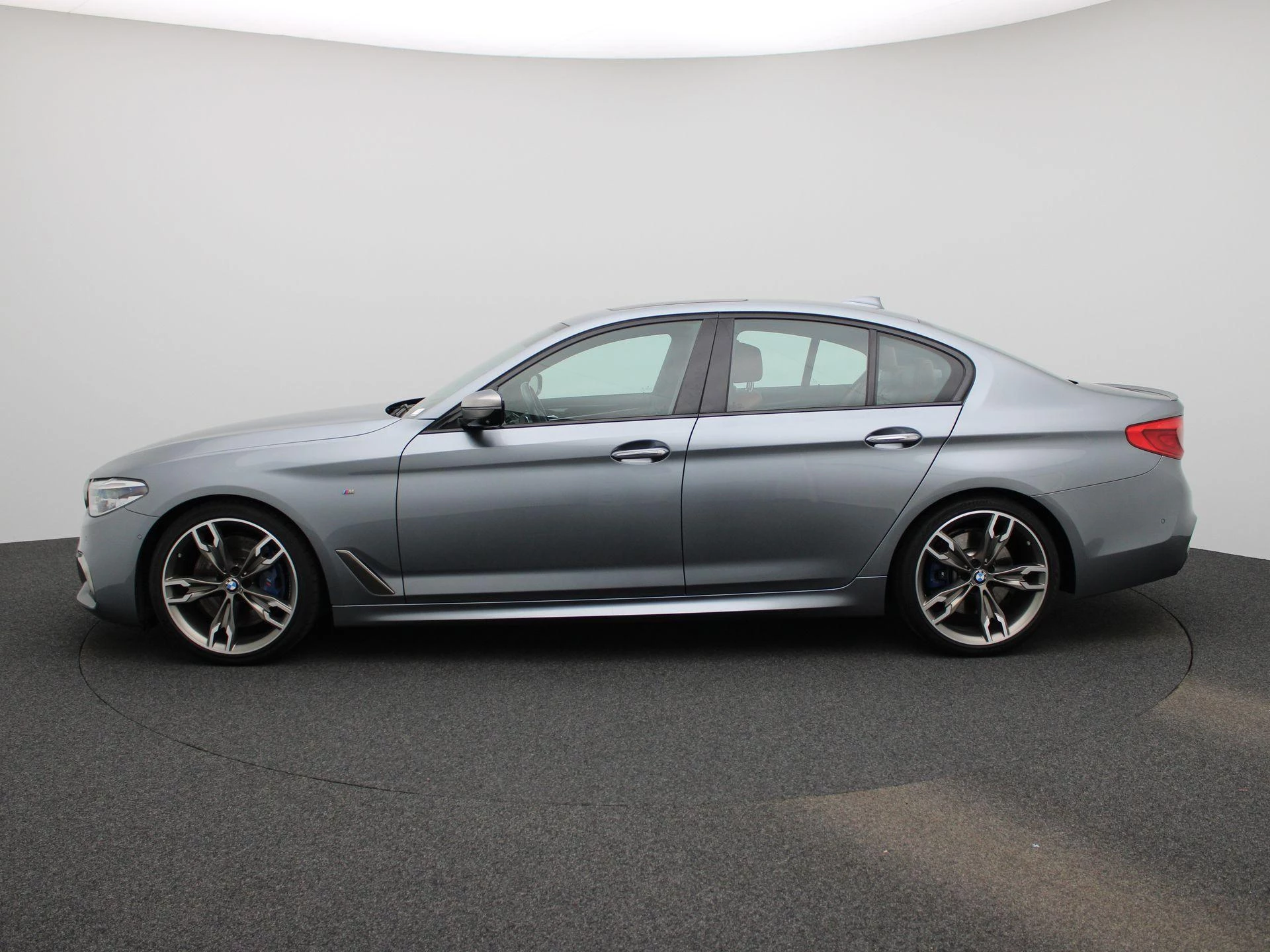 BMW 5 Serie M550i xDrive High Executive