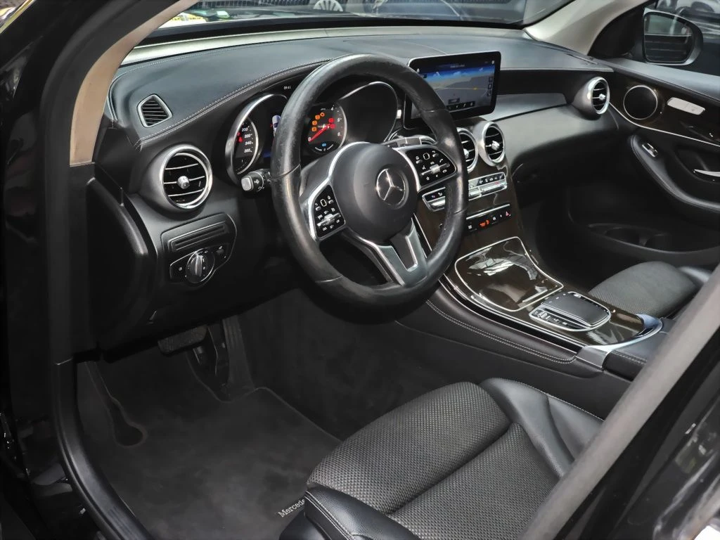 Mercedes-Benz-GLC 300 de-image-8