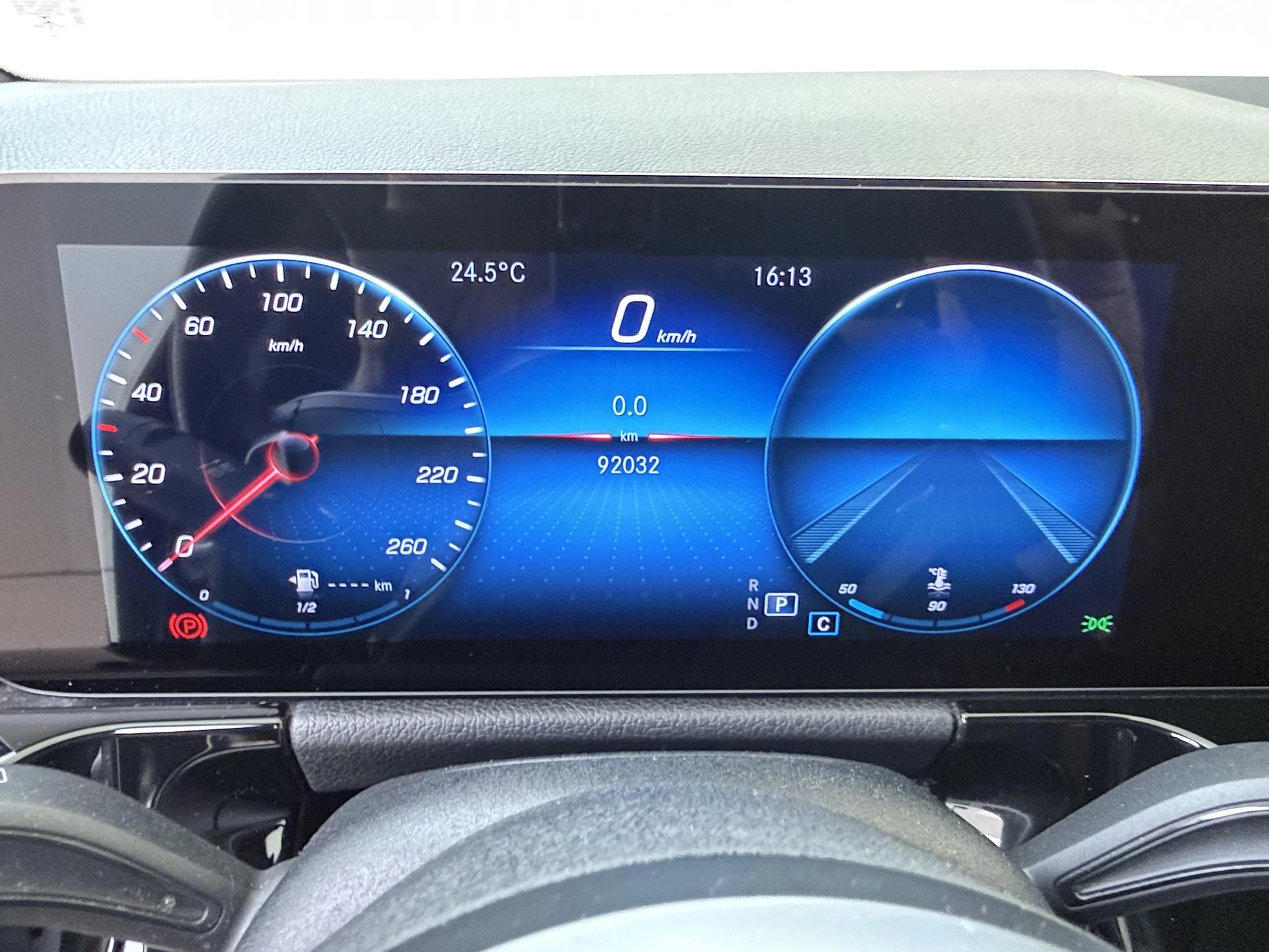 Mercedes-Benz-GLA-image-11