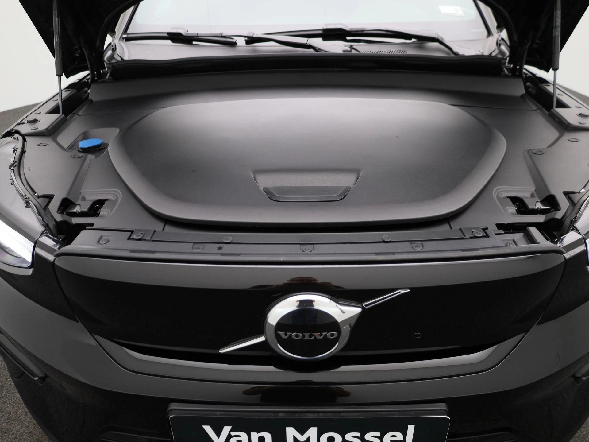 Volvo-EX40-image-28