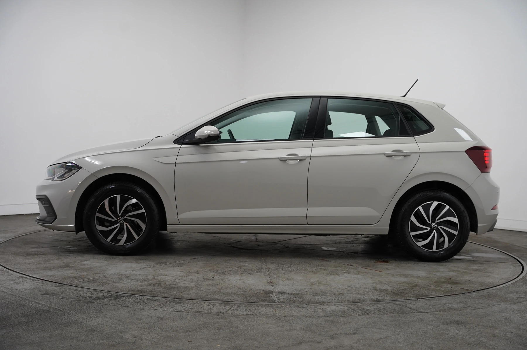 Volkswagen-Polo-image-15