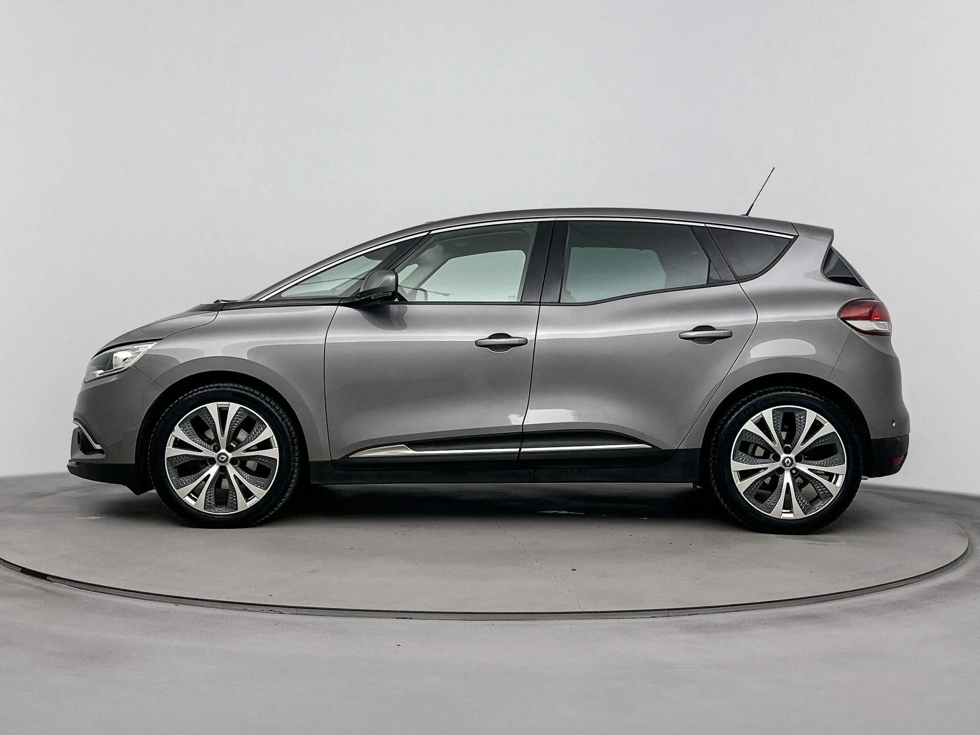 Renault-Scénic-image-1