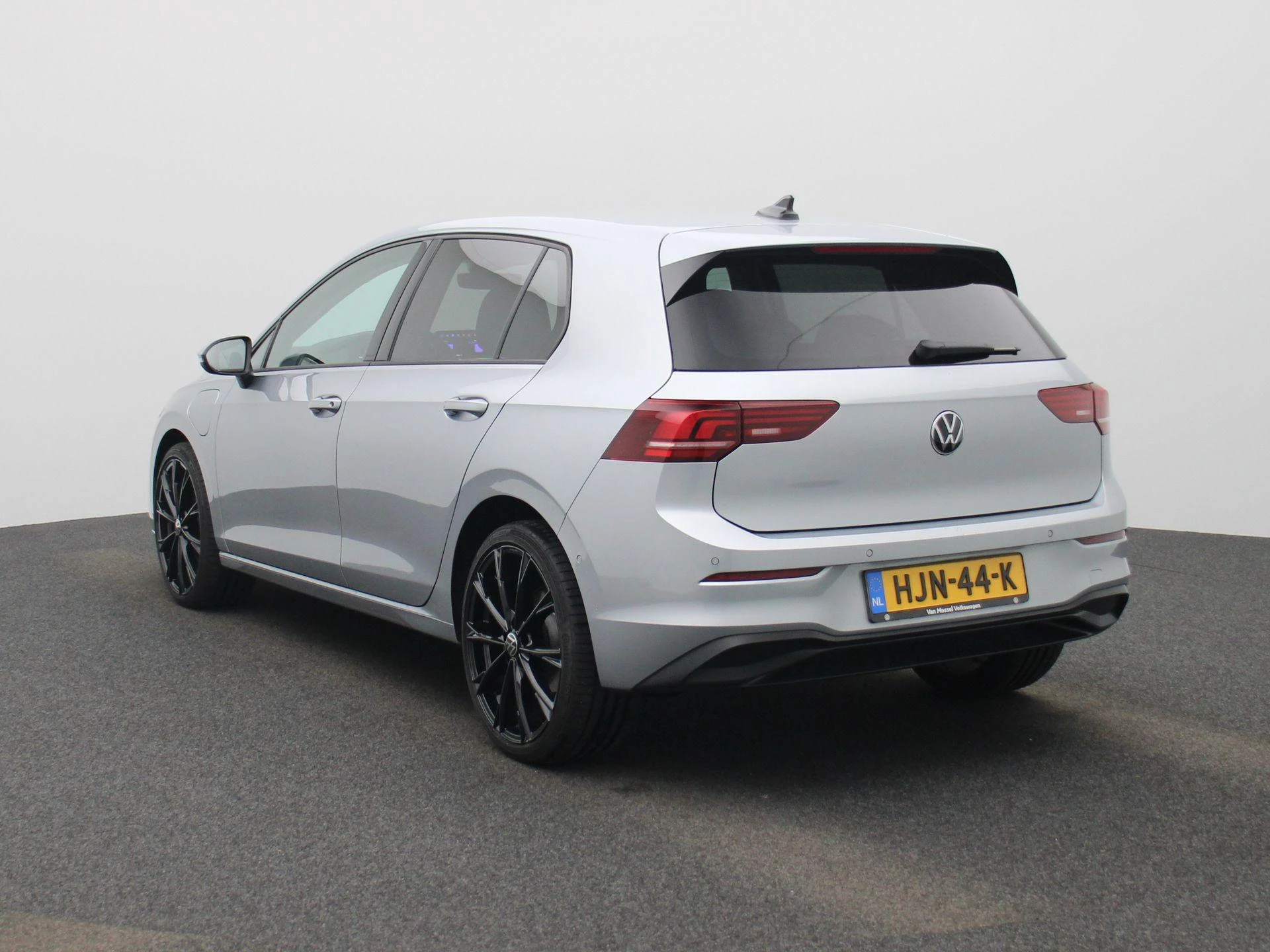 Volkswagen-Golf-image-1