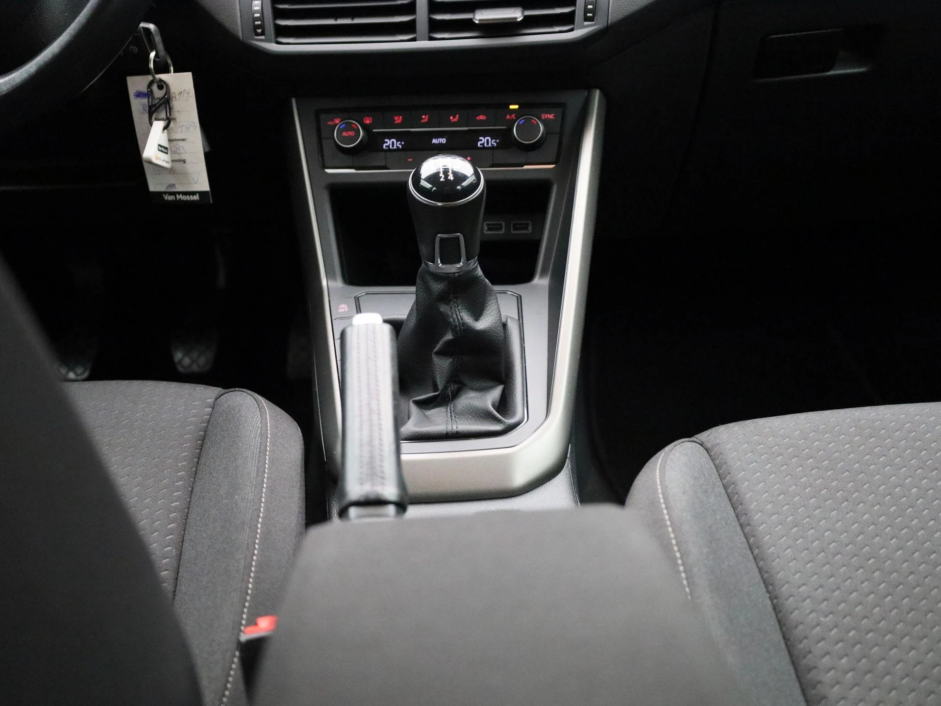 Volkswagen-Polo-image-9
