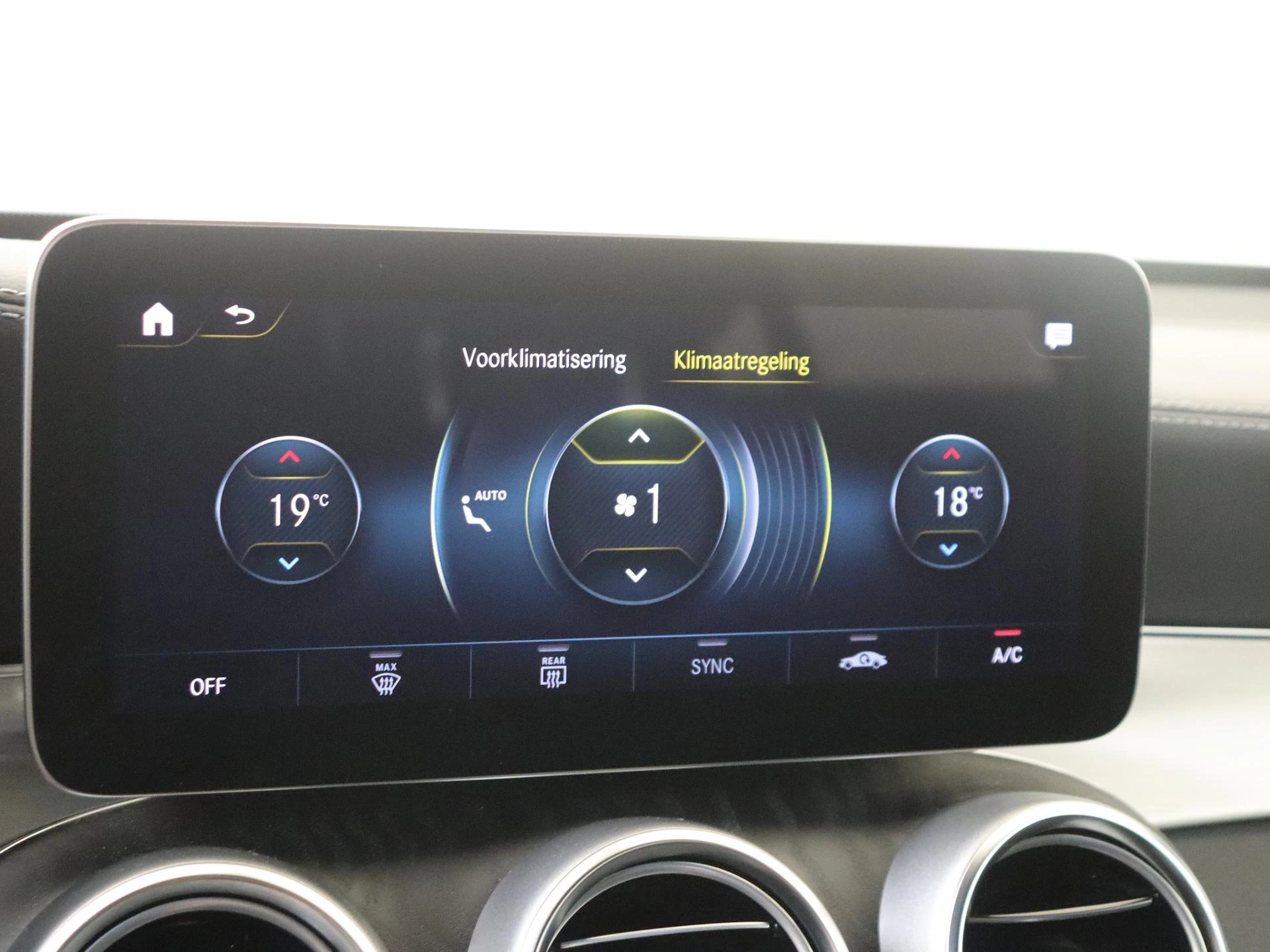 Mercedes-Benz-GLC-image-17