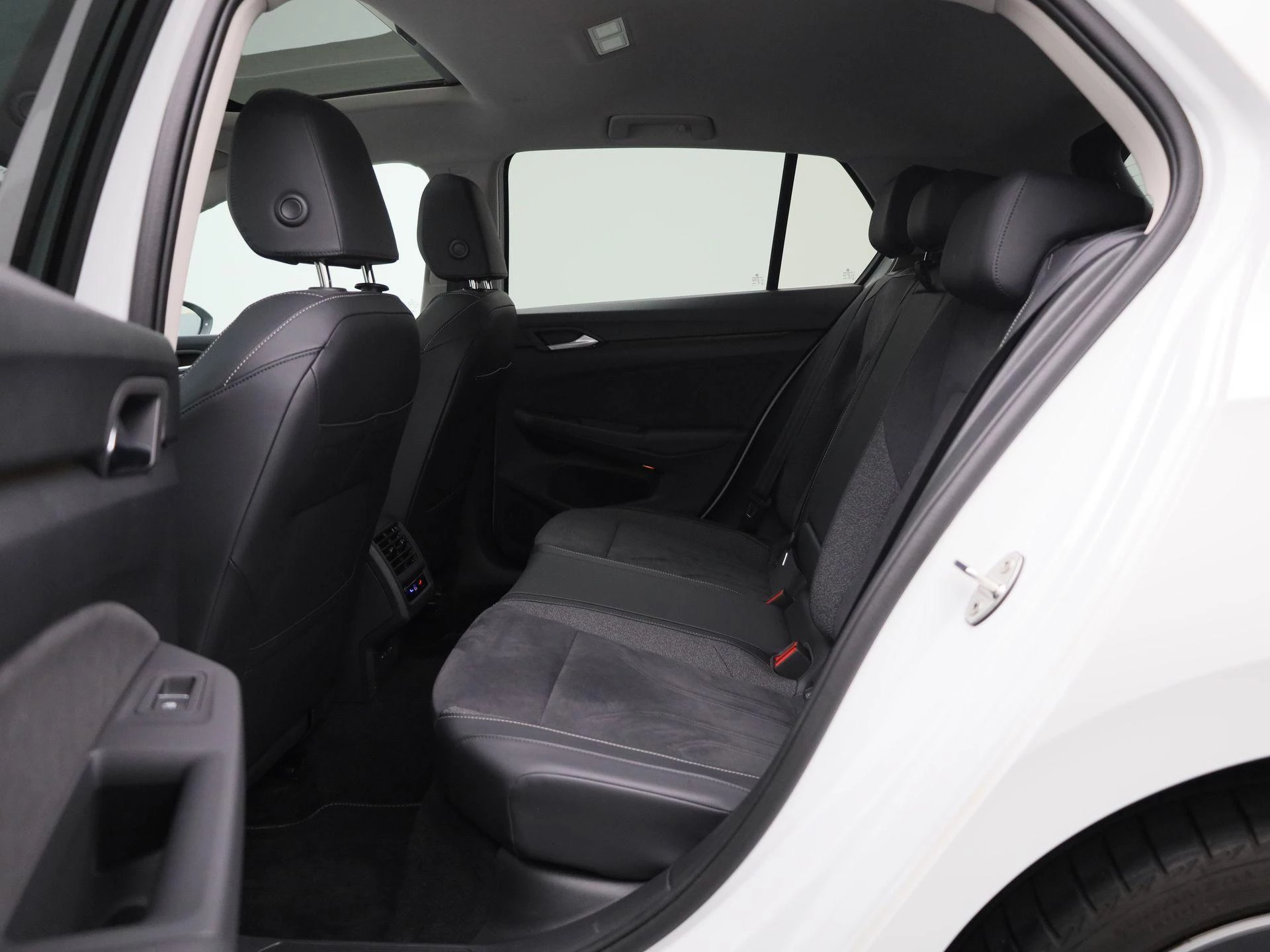 Volkswagen-Golf-image-11