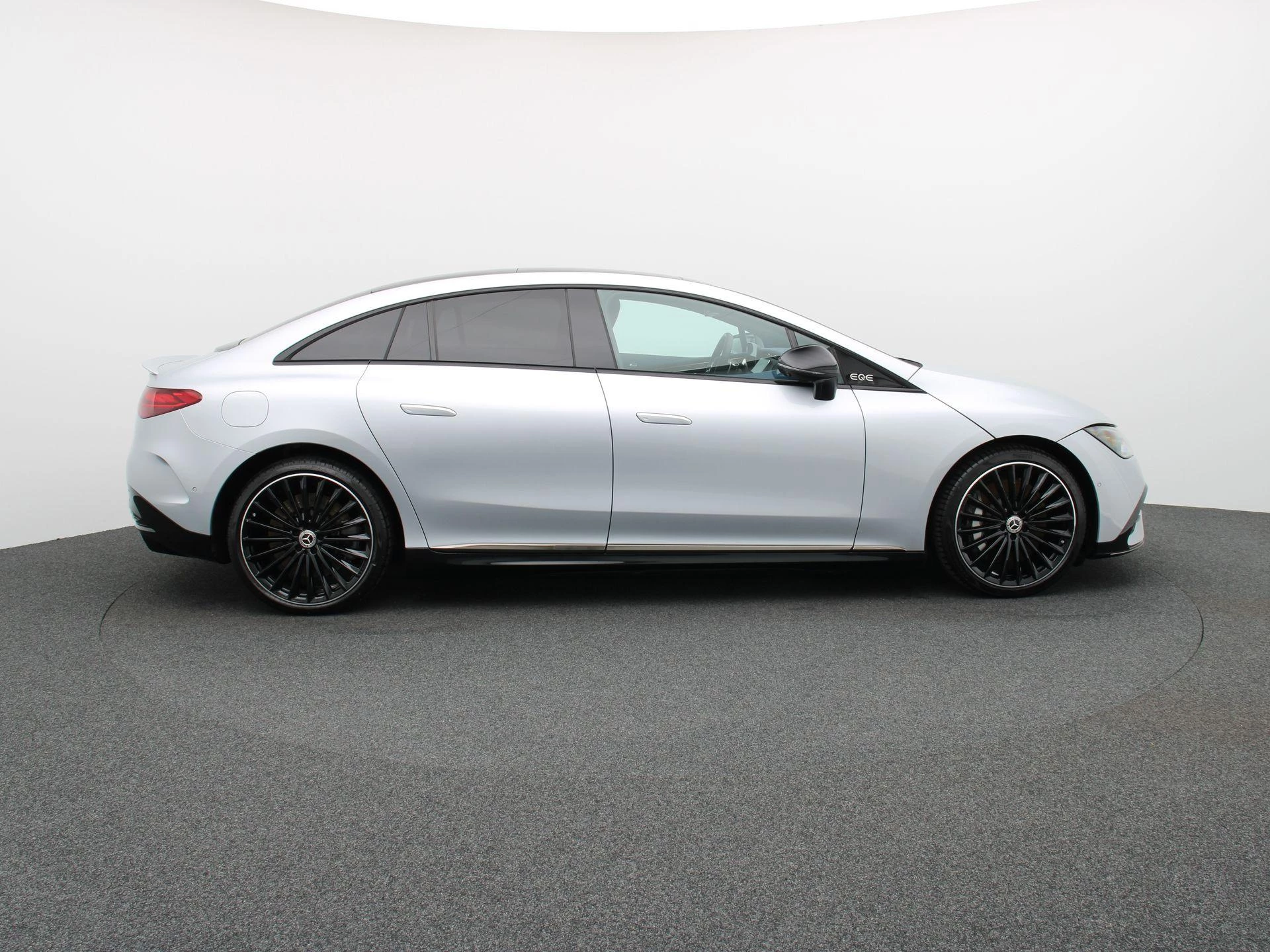 Mercedes-Benz-EQE-image-5