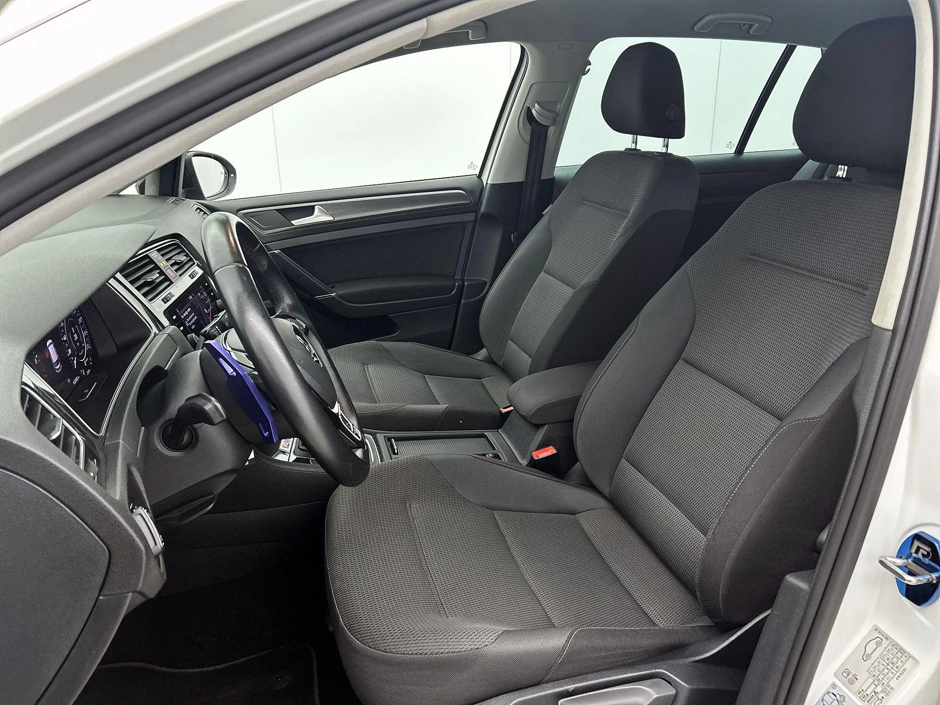 Volkswagen-Golf-image-36