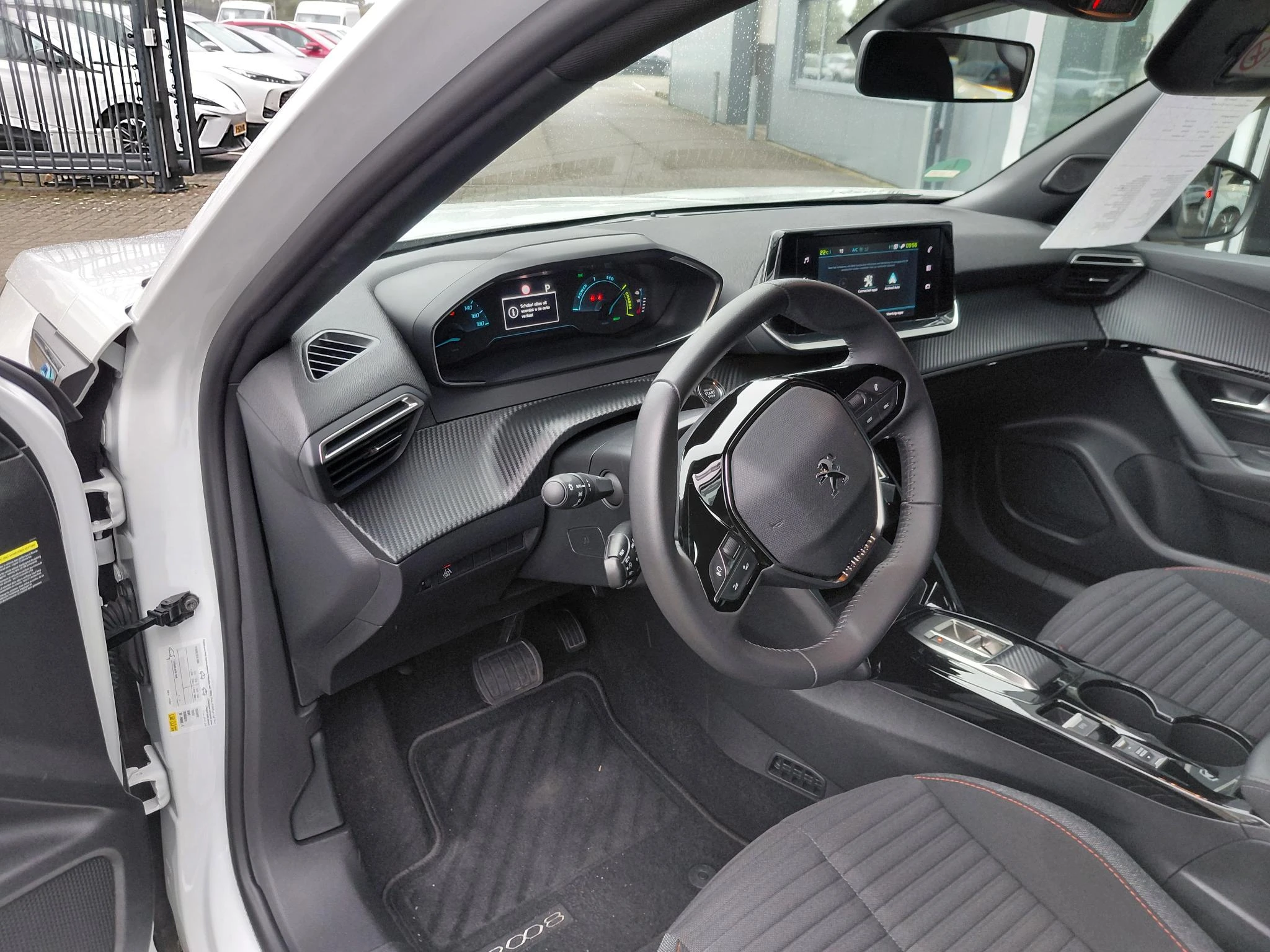 Peugeot-e-2008-image-13