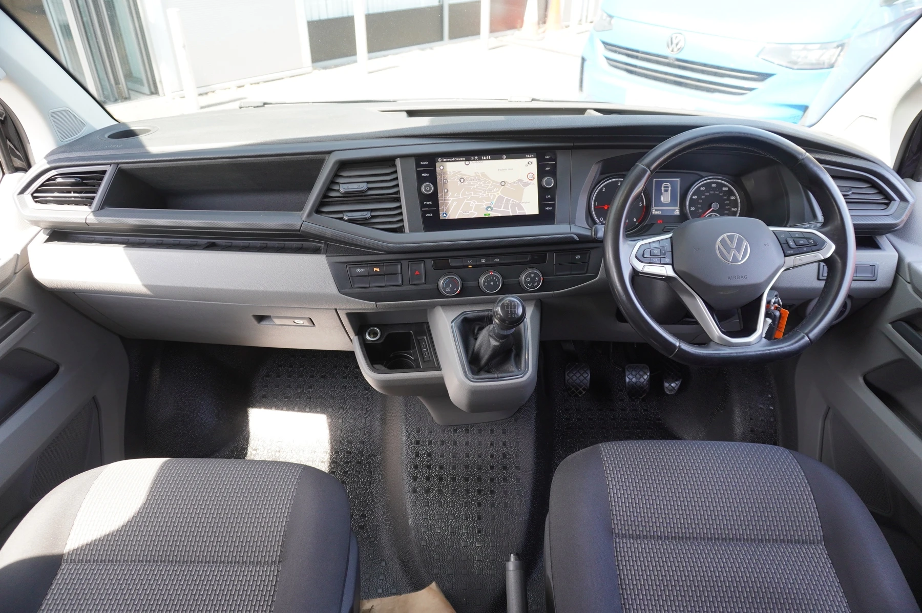Volkswagen-Transporter-image-8