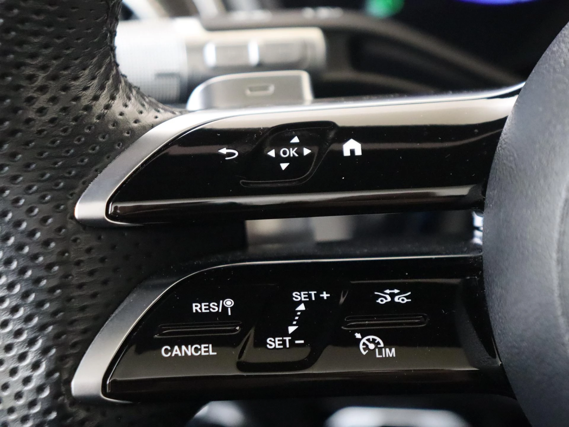 Mercedes-Benz-EQS-image-12