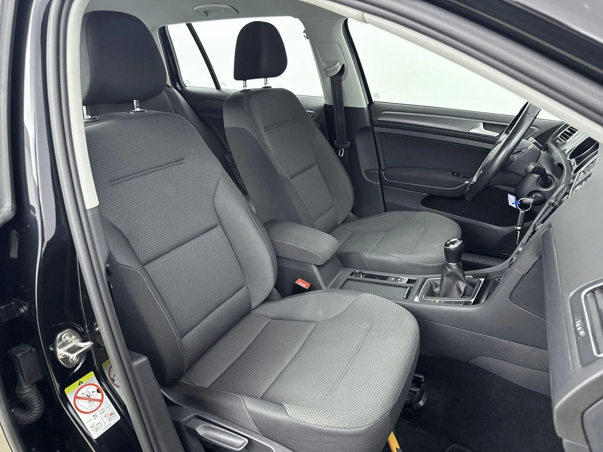 Volkswagen-Golf-image-23