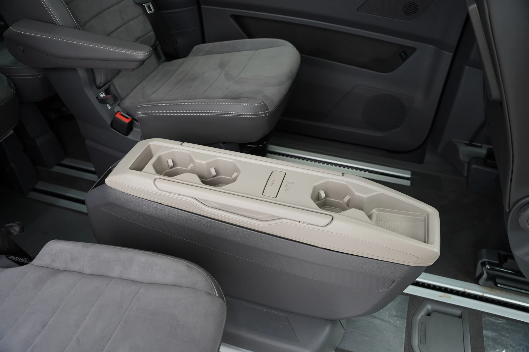 Volkswagen-Multivan-image-28
