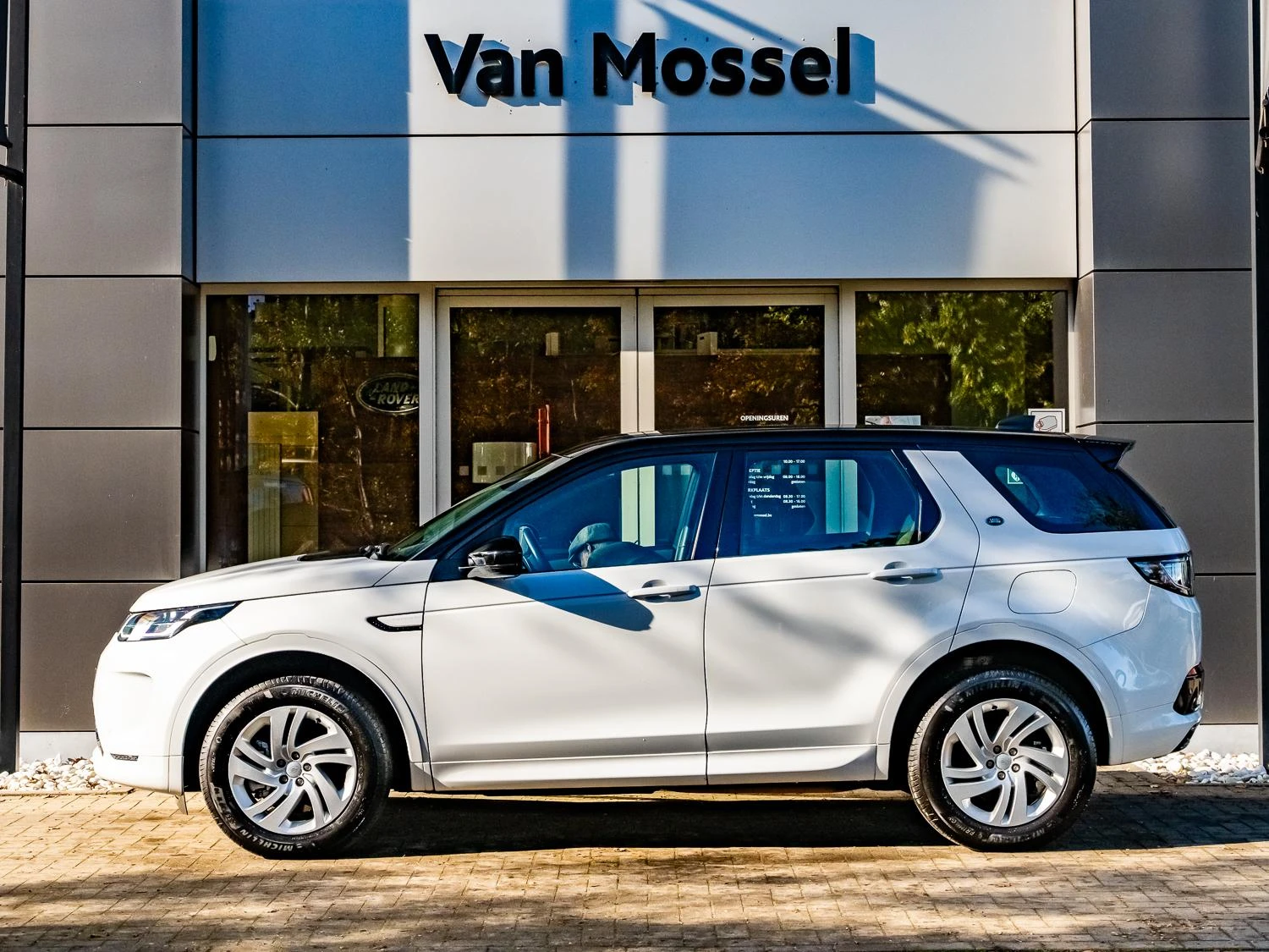 Land Rover-Discovery Sport-image-2