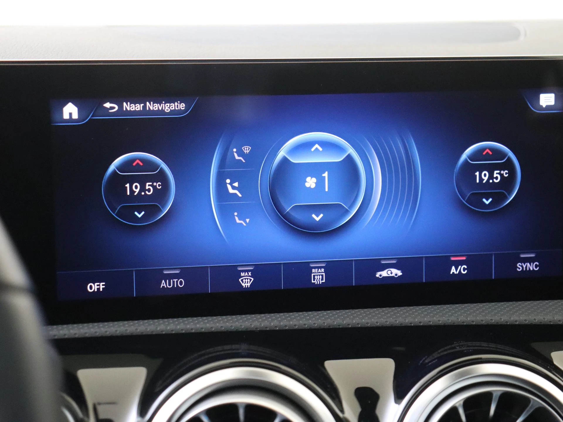 Mercedes-Benz-CLA-image-17