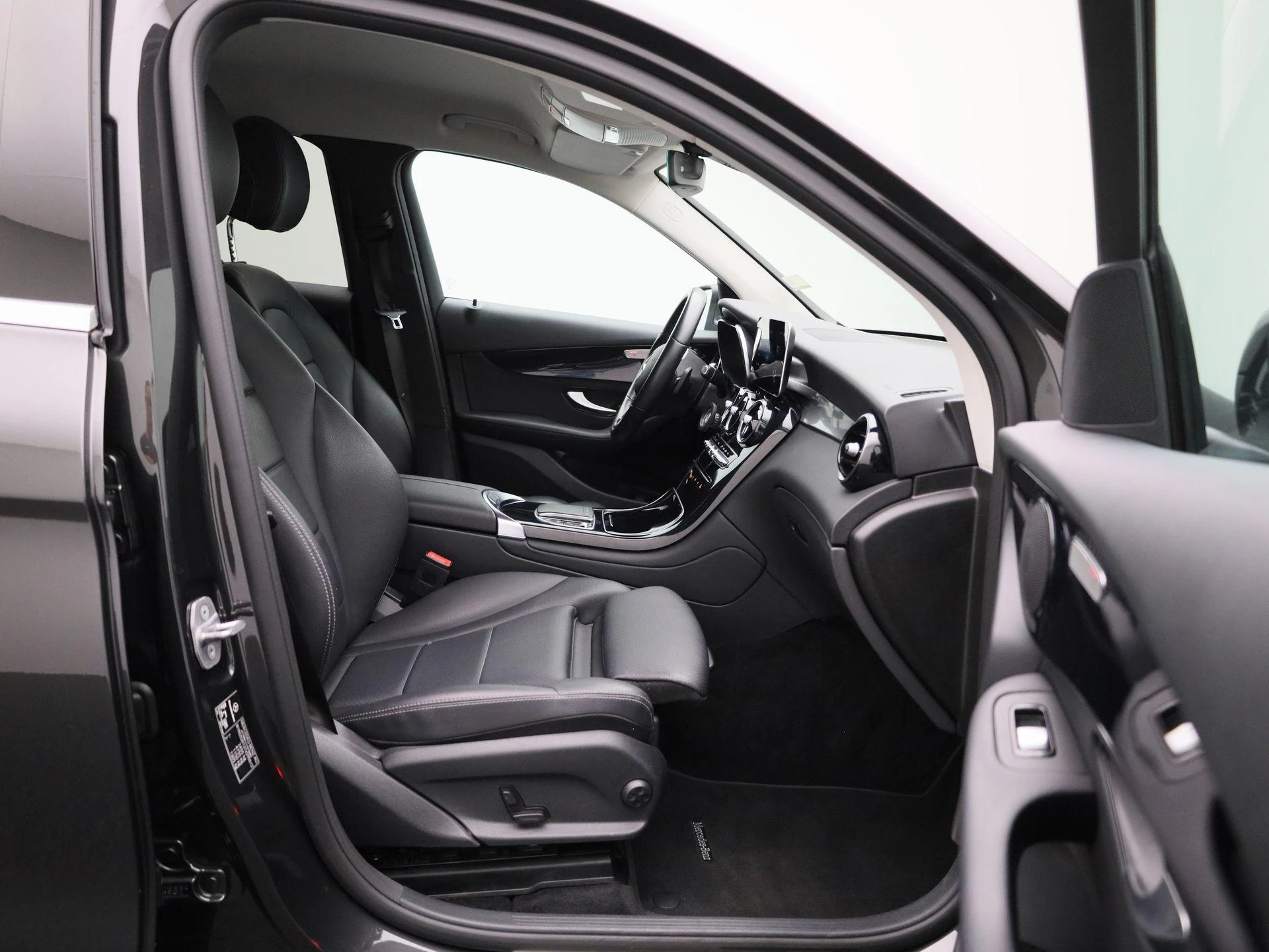 Mercedes-Benz-GLC-image-35