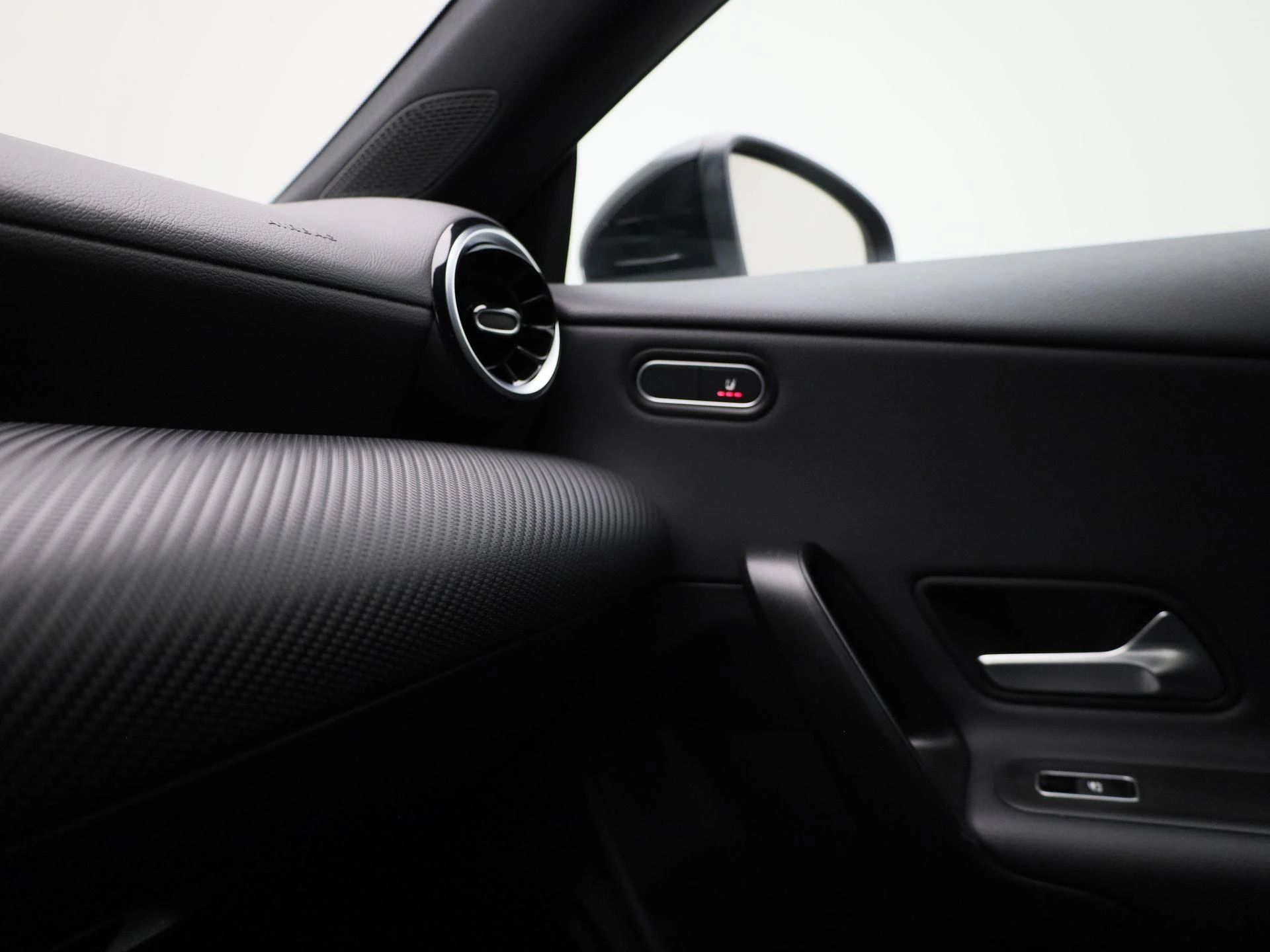 Mercedes-Benz-CLA-image-29