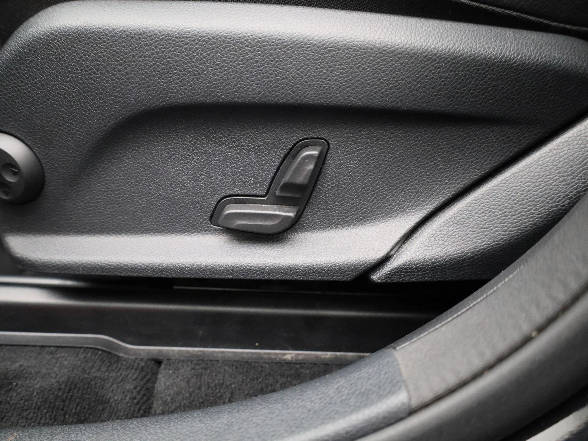 Mercedes-Benz-GLC-image-34