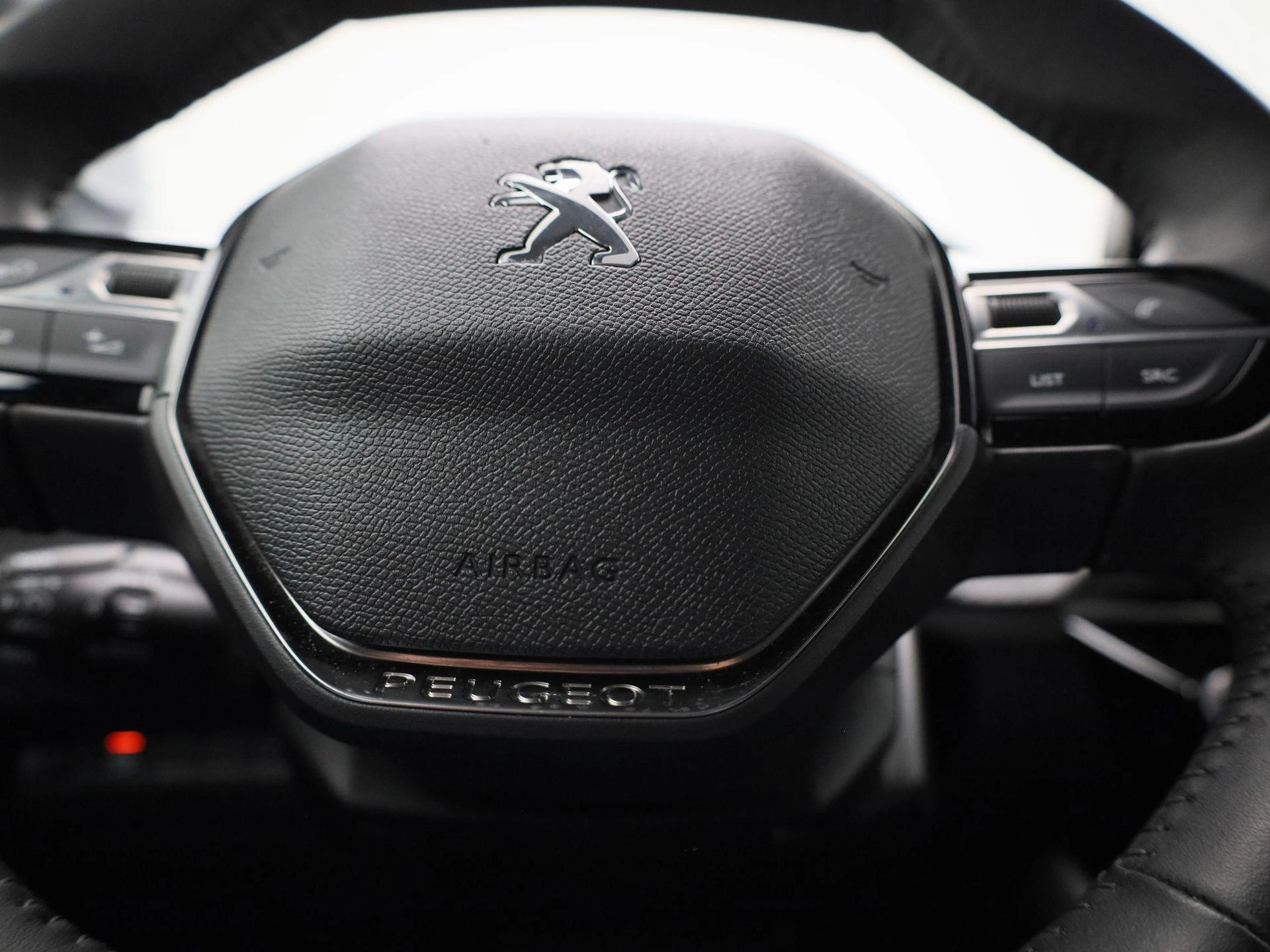 Peugeot-e-2008-image-30