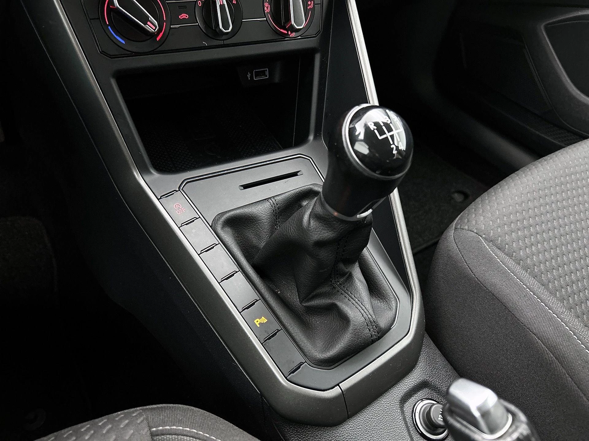 Volkswagen-Polo-image-19