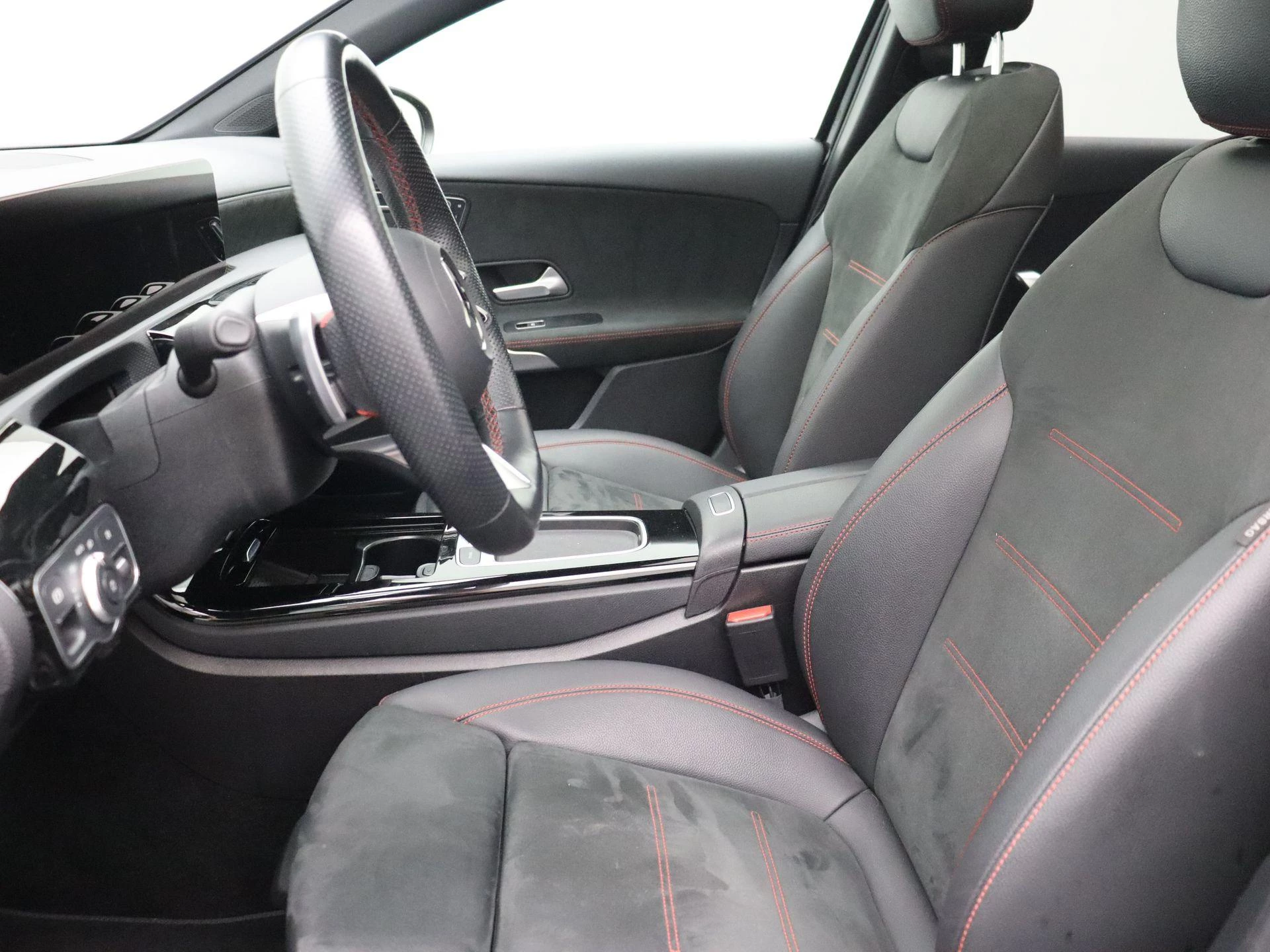 Mercedes-Benz A-Klasse 180 Sedan AMG Line + PANO DAK + MULTIBEAM LED + CARPLAY +