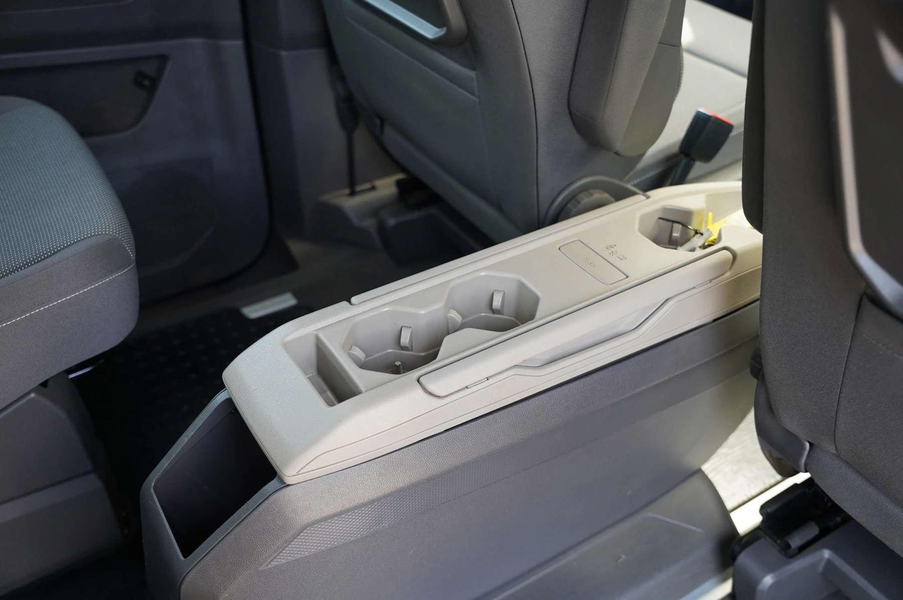 Volkswagen-Multivan-image-23