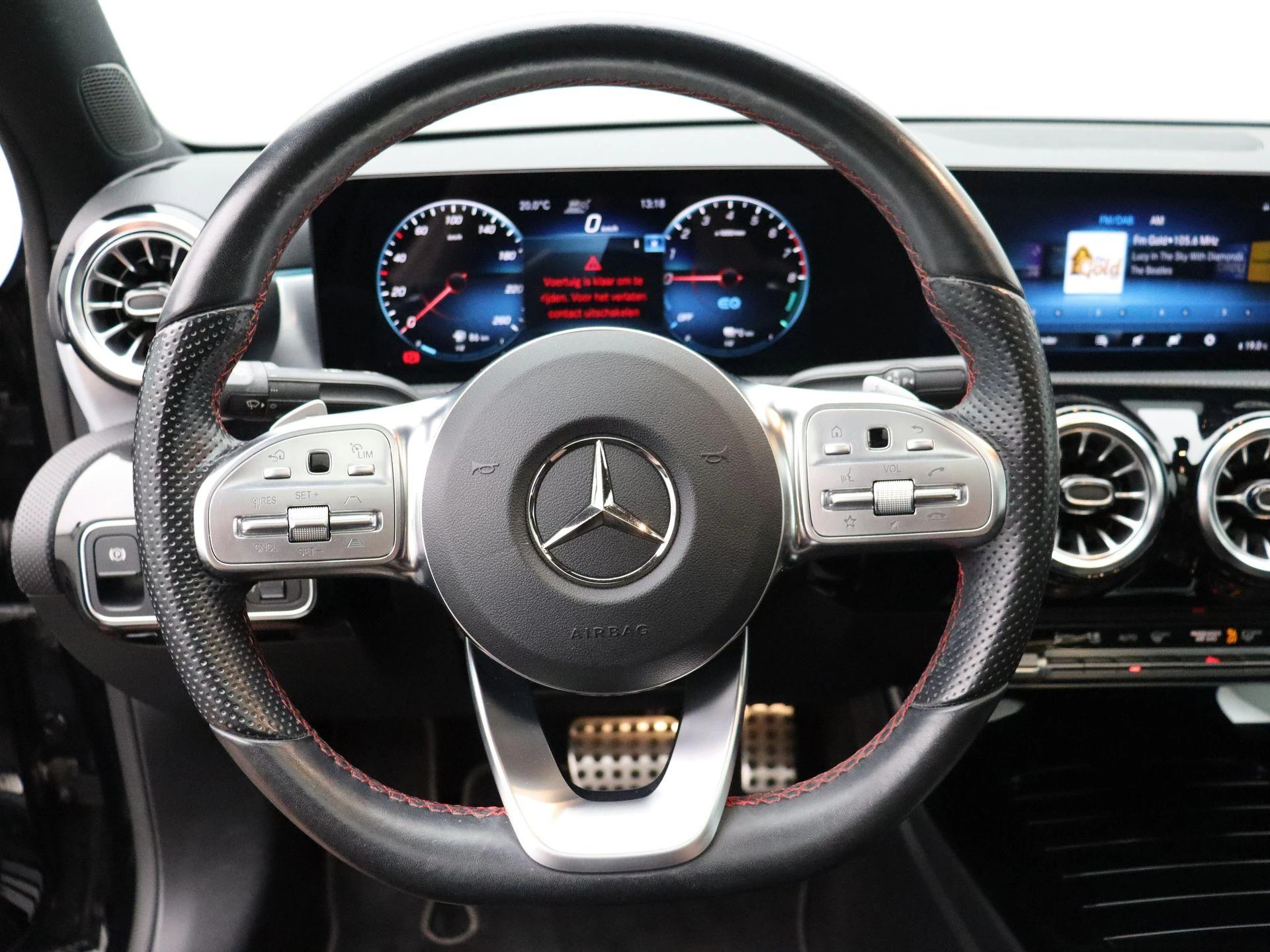 Mercedes-Benz A-Klasse 250 e Sedan AMG Line + PANO DAK + MULTIBEAM LED + CARPLAY +