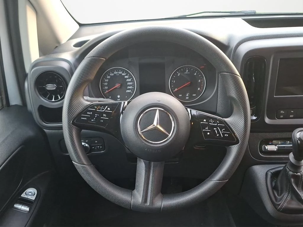 Mercedes-Benz-Vito-image-16