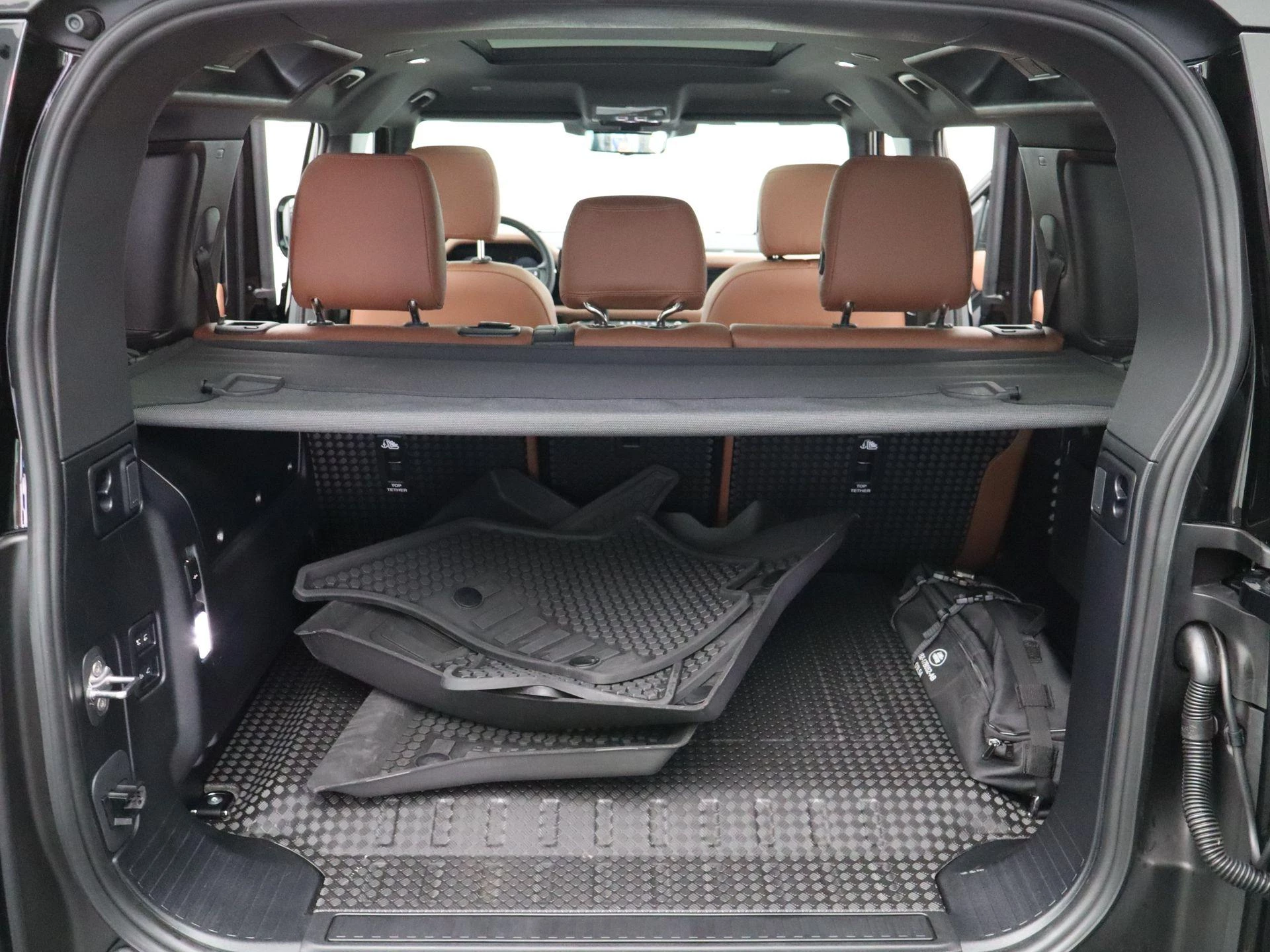 Land Rover Defender P300e X-dynamic SE