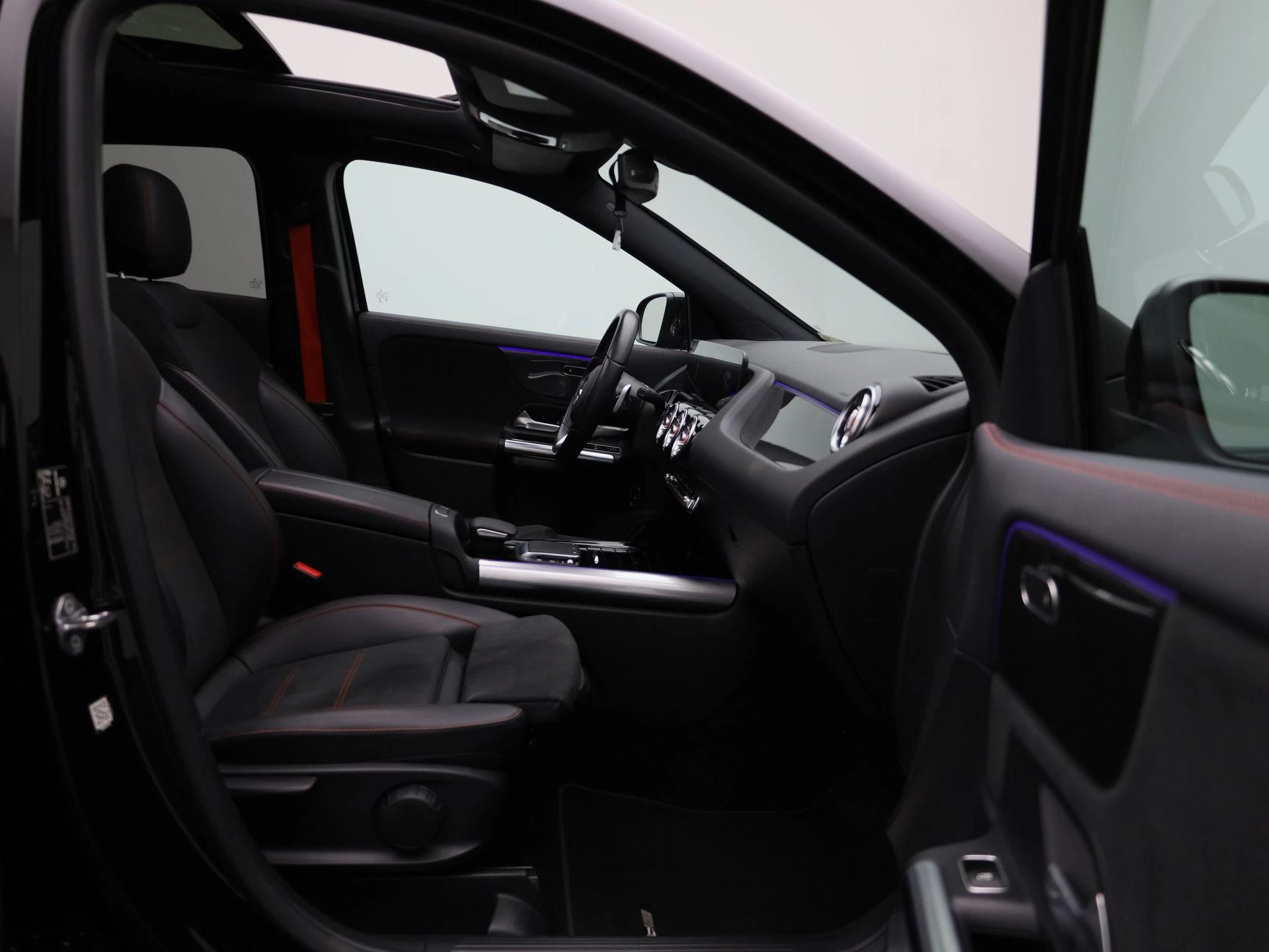 Mercedes-Benz-GLA-image-40