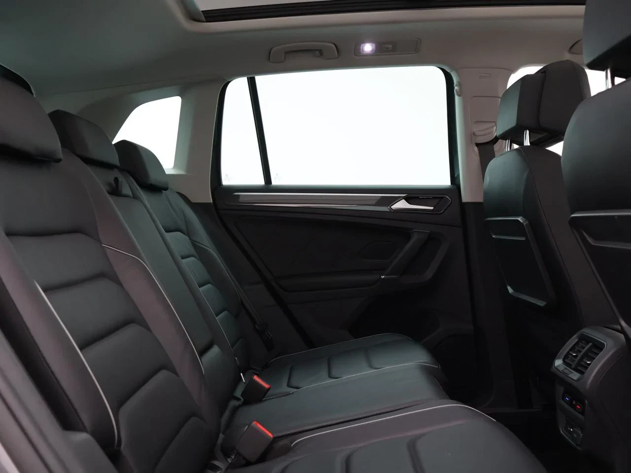 Volkswagen Tiguan Tiguan 1.4TSI 150PK *PANODAK*TREKHAAK*LEDER*PDC*ACC*NAVI*APP-CONNECT*MEMORY SEATS*...*