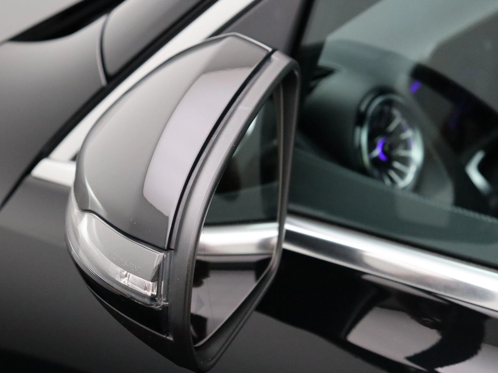 Mercedes-Benz-EQB-image-7