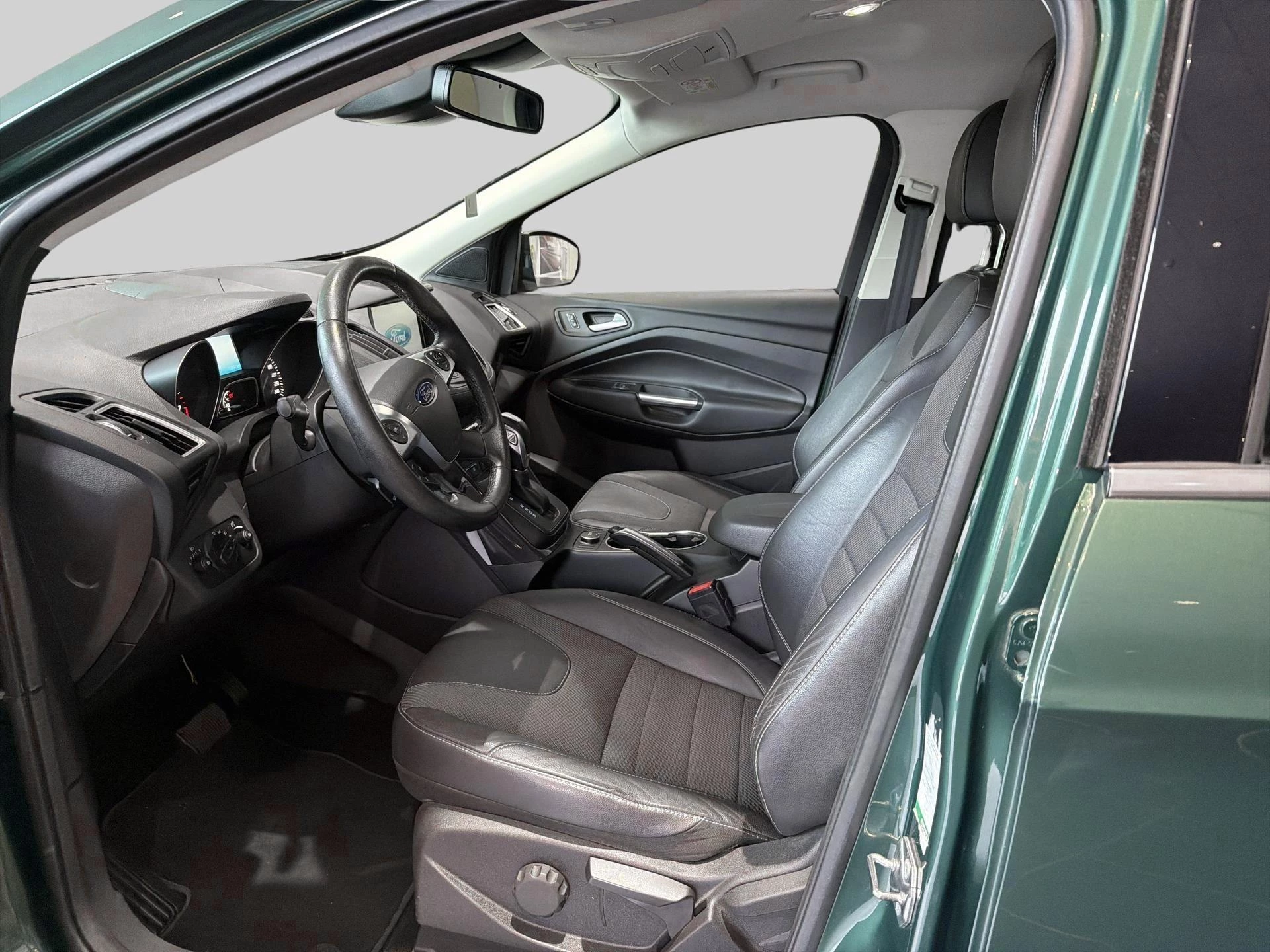 Ford Kuga 4x4 - PDC - Titanium - Unieke kleur