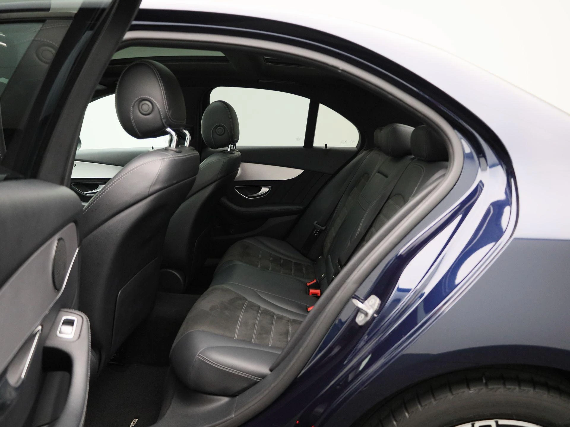 Mercedes-Benz-C-Klasse-image-9