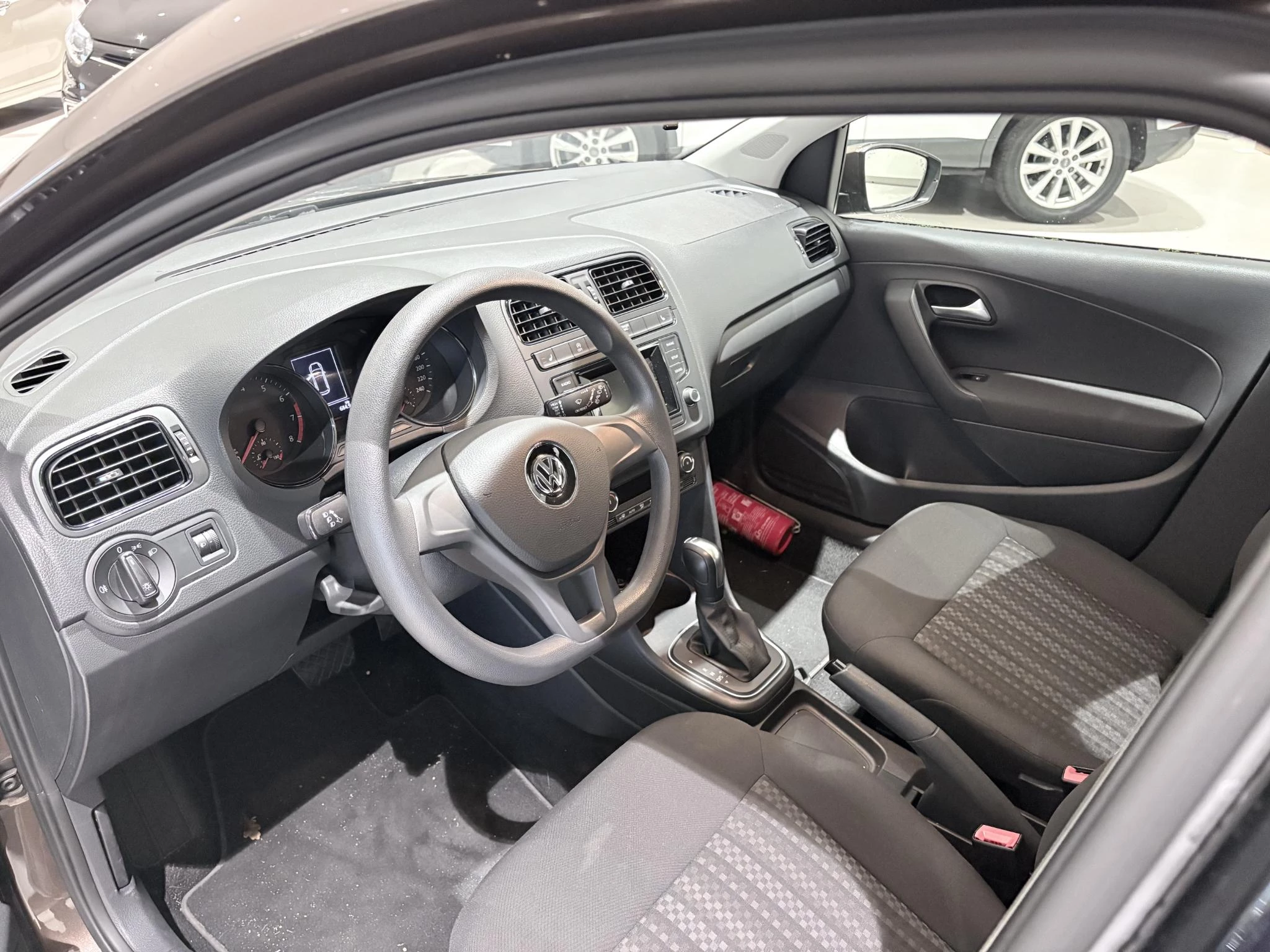 Volkswagen-Polo-image-9