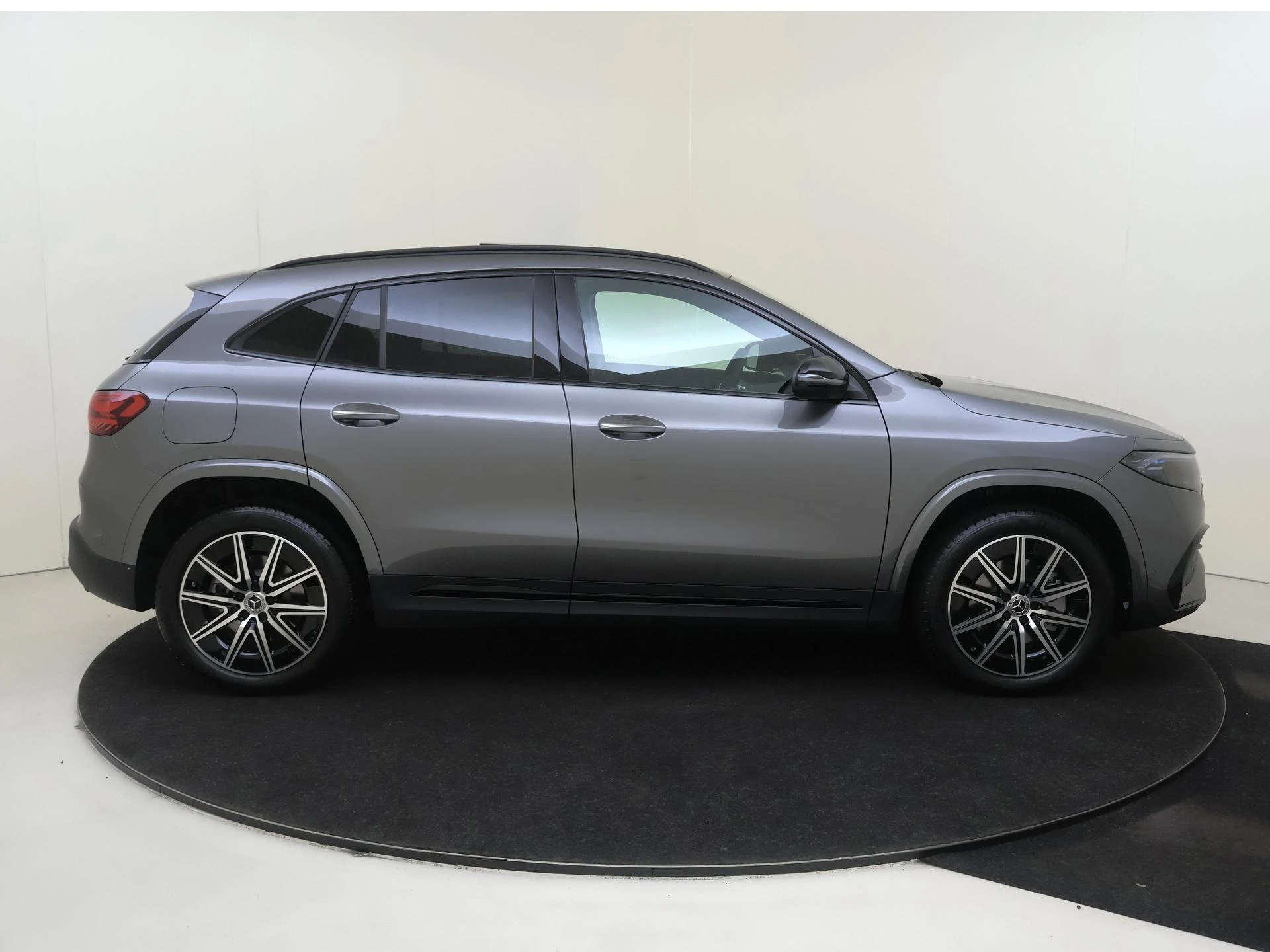 Mercedes-Benz-EQA-image-7