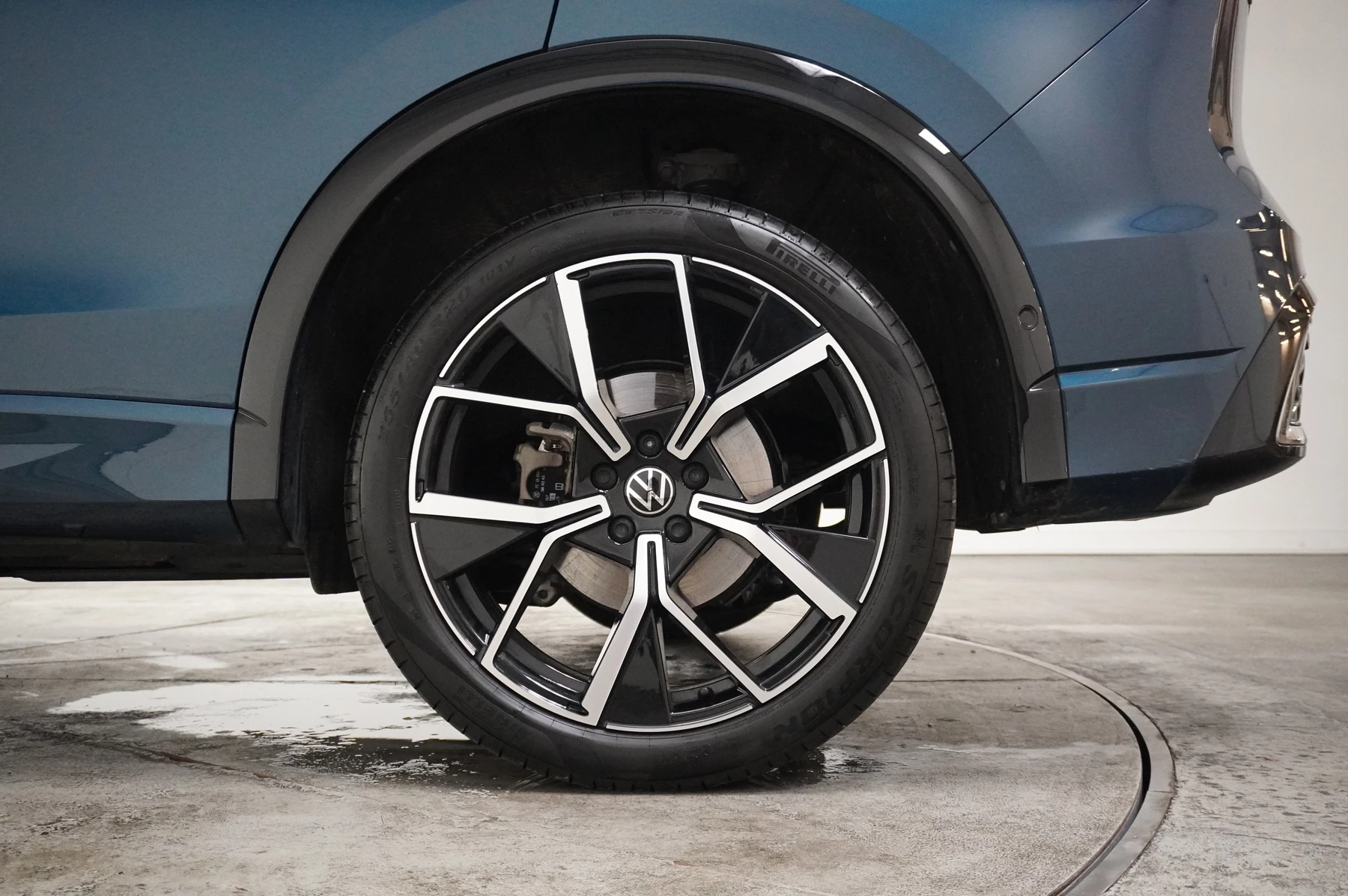 Volkswagen-Tiguan-image-25