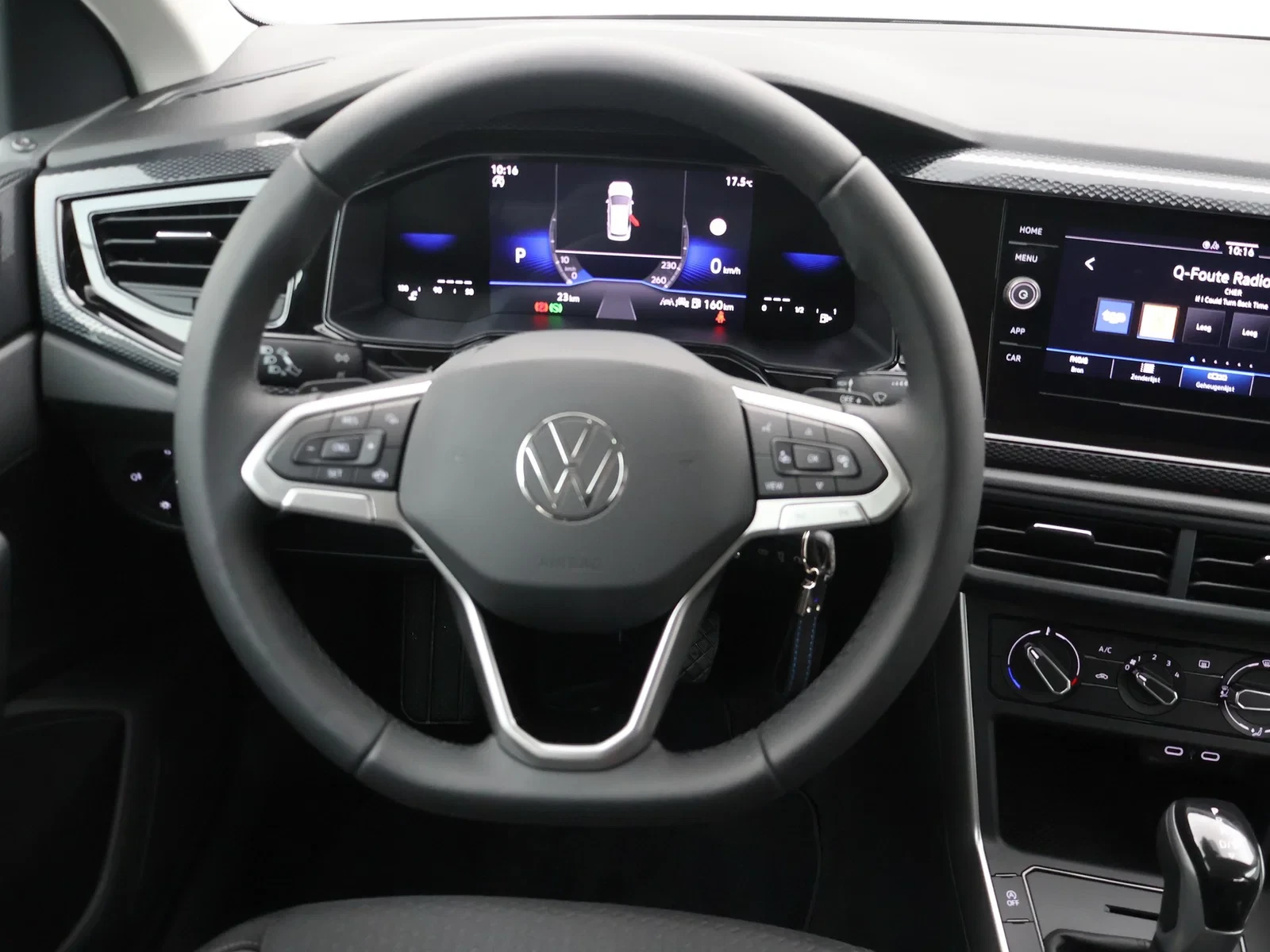 Volkswagen-Polo-image-12