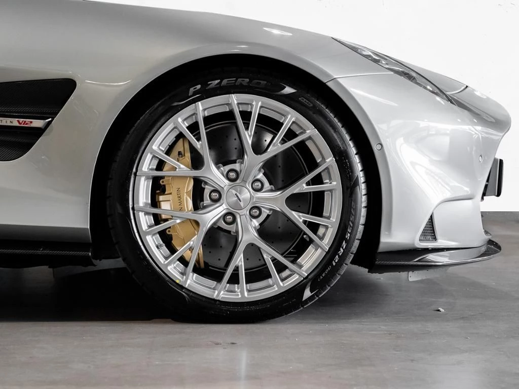 Aston Martin-Vanquish-image-3