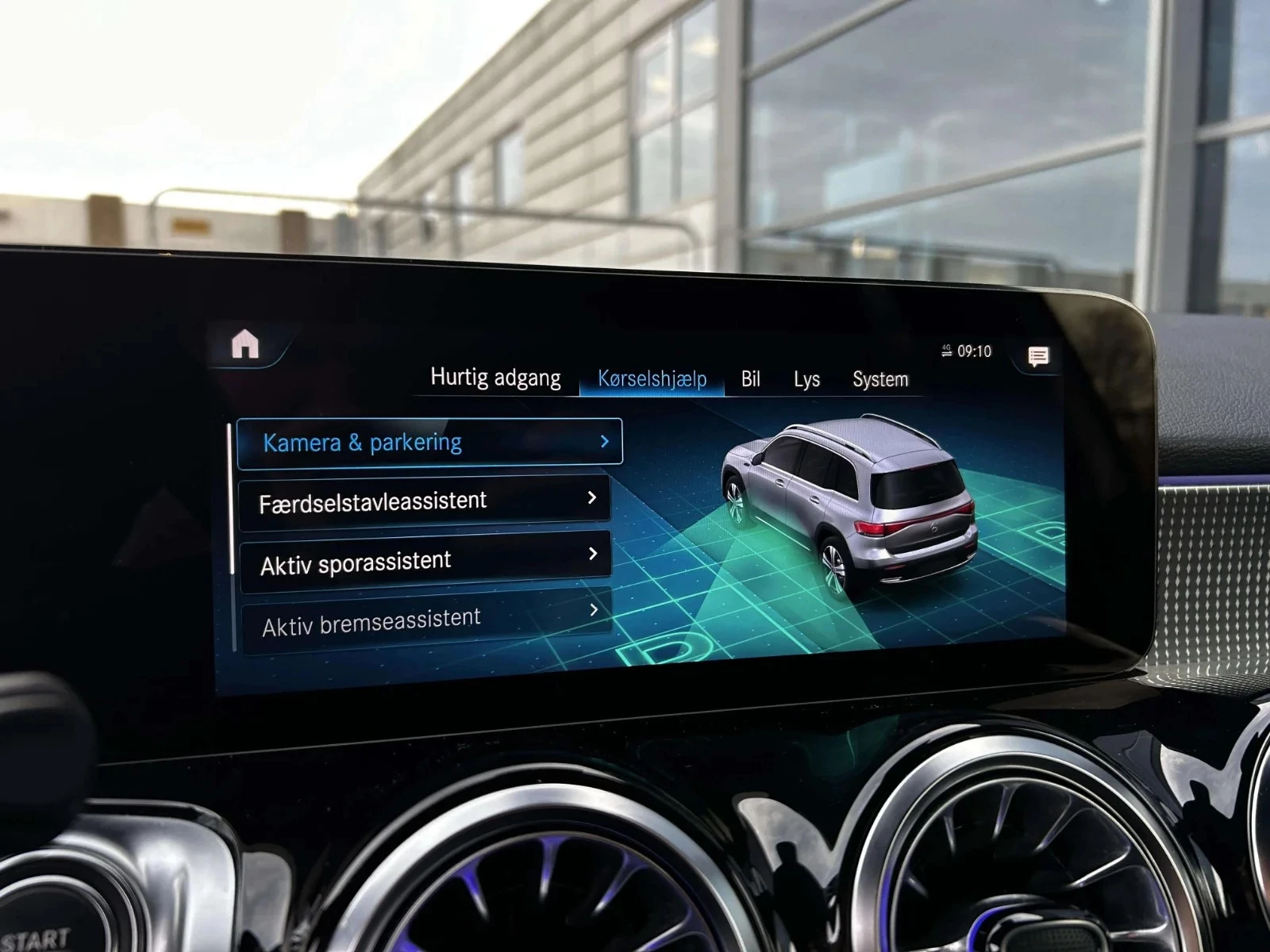 Mercedes-Benz-EQB-image-18