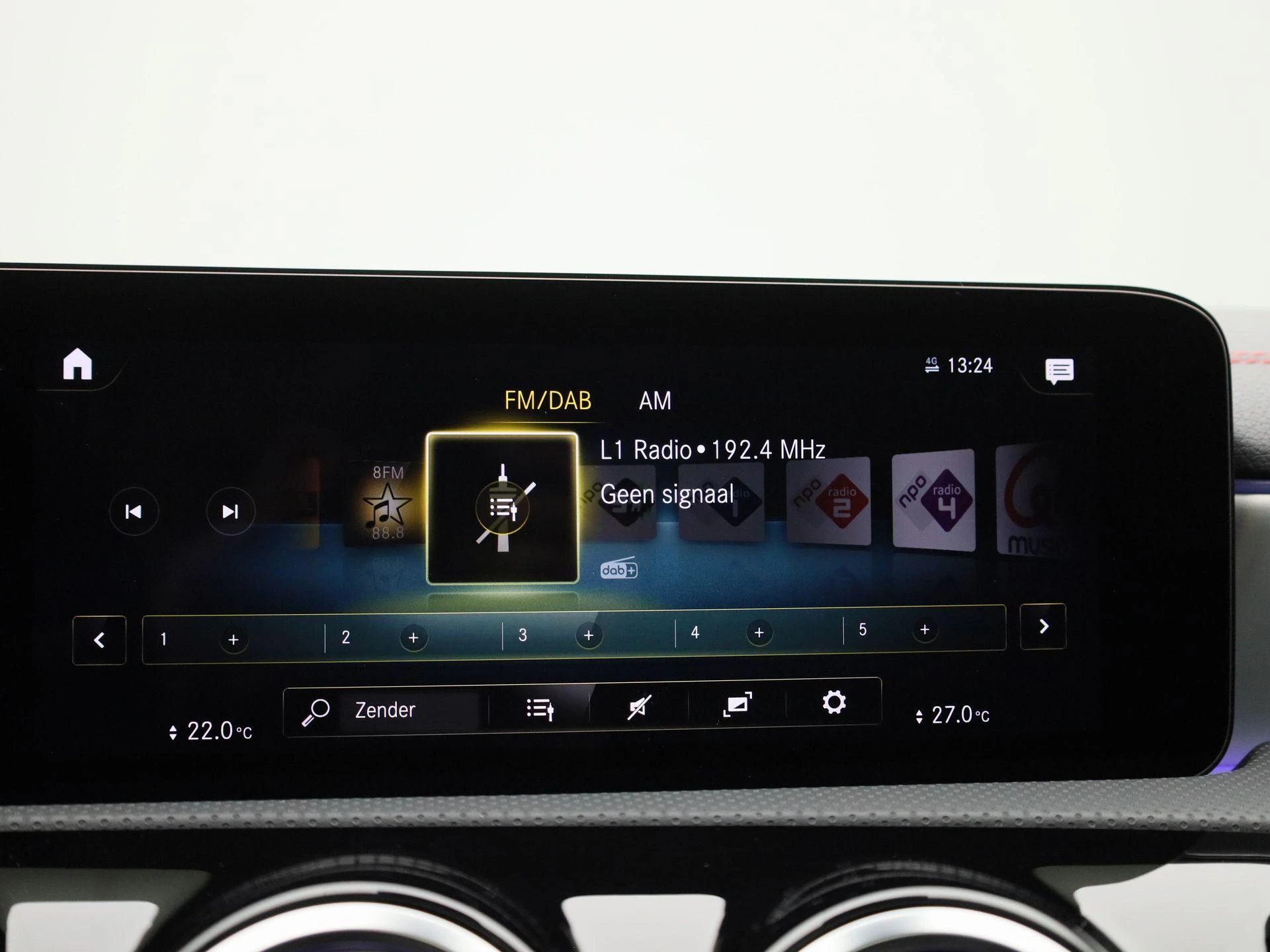 Mercedes-Benz-CLA-image-21