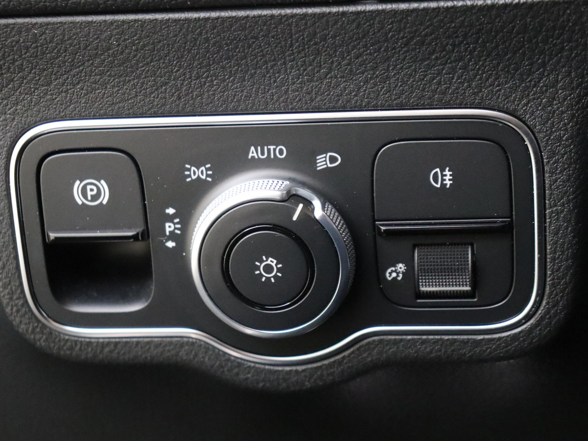 Mercedes-Benz-GLA-image-24