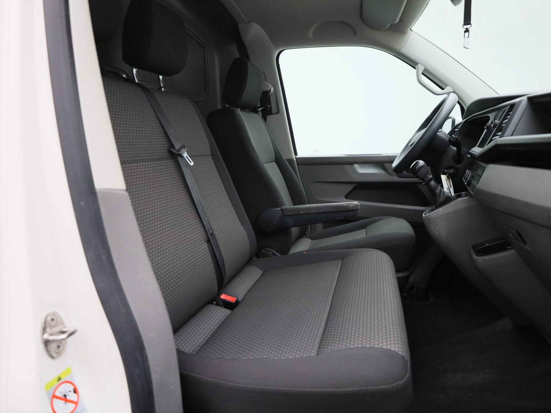 Volkswagen-Transporter-image-31