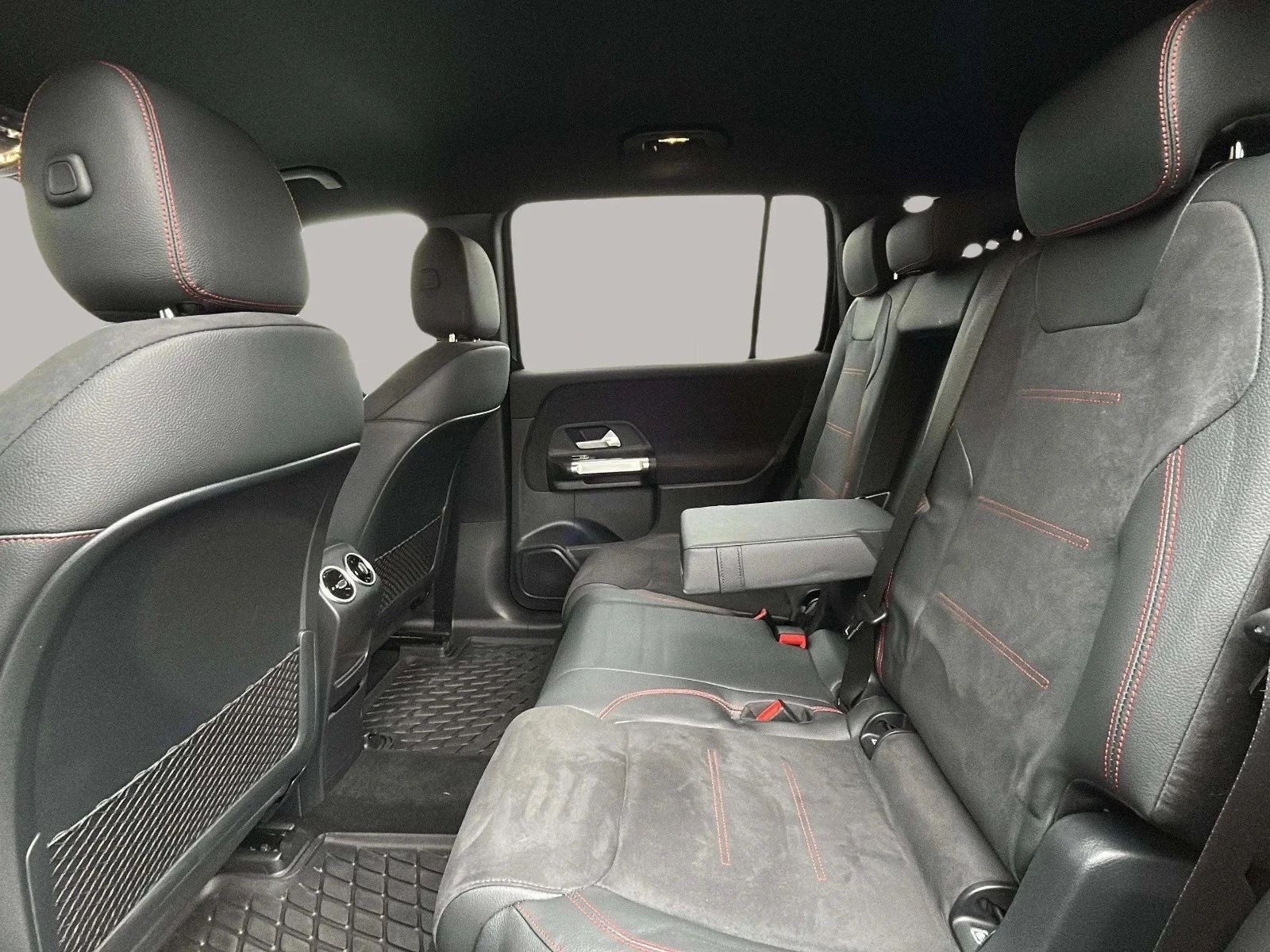 Mercedes-Benz-EQB-image-12