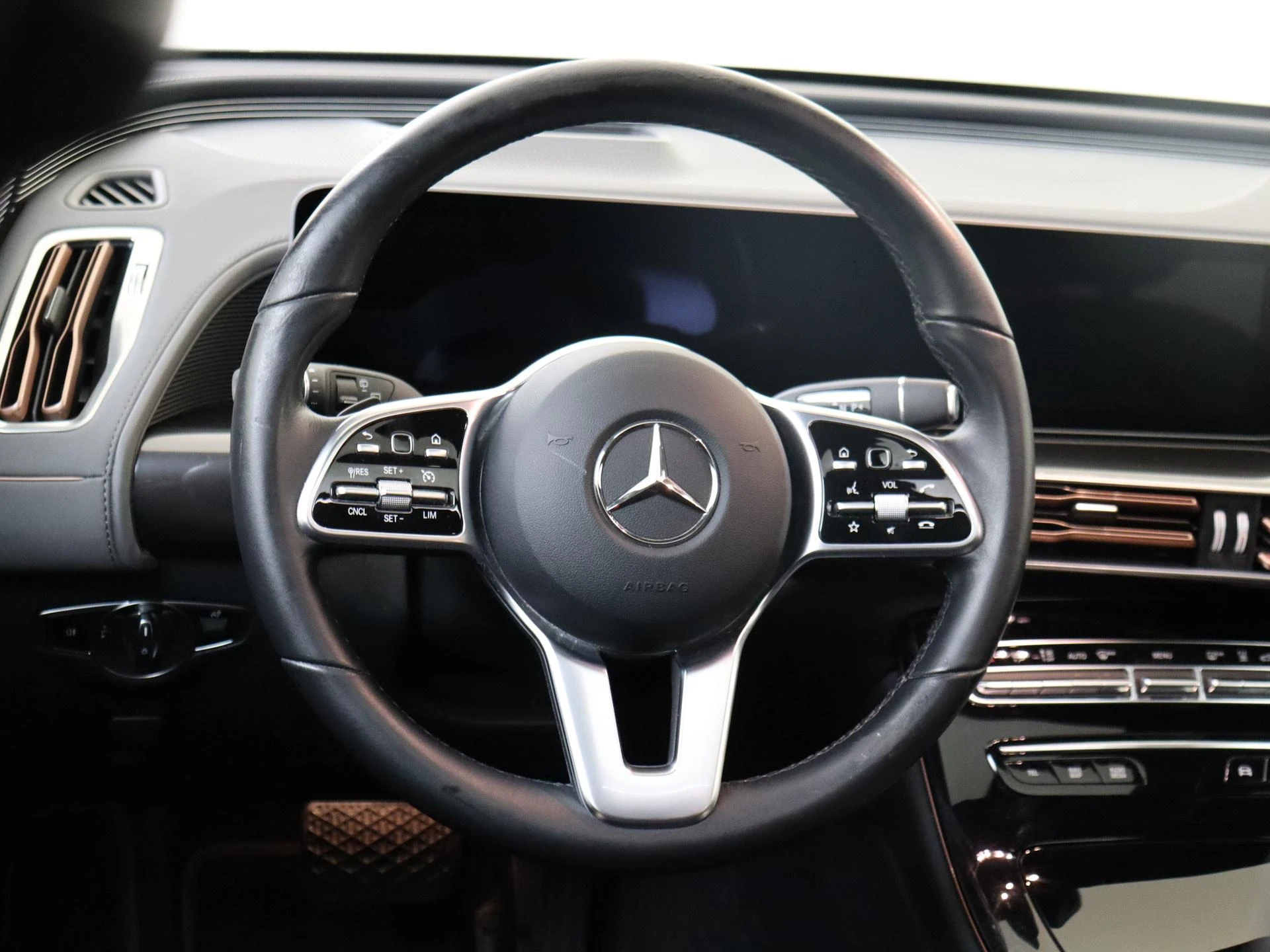 Mercedes-Benz-EQC-image-9