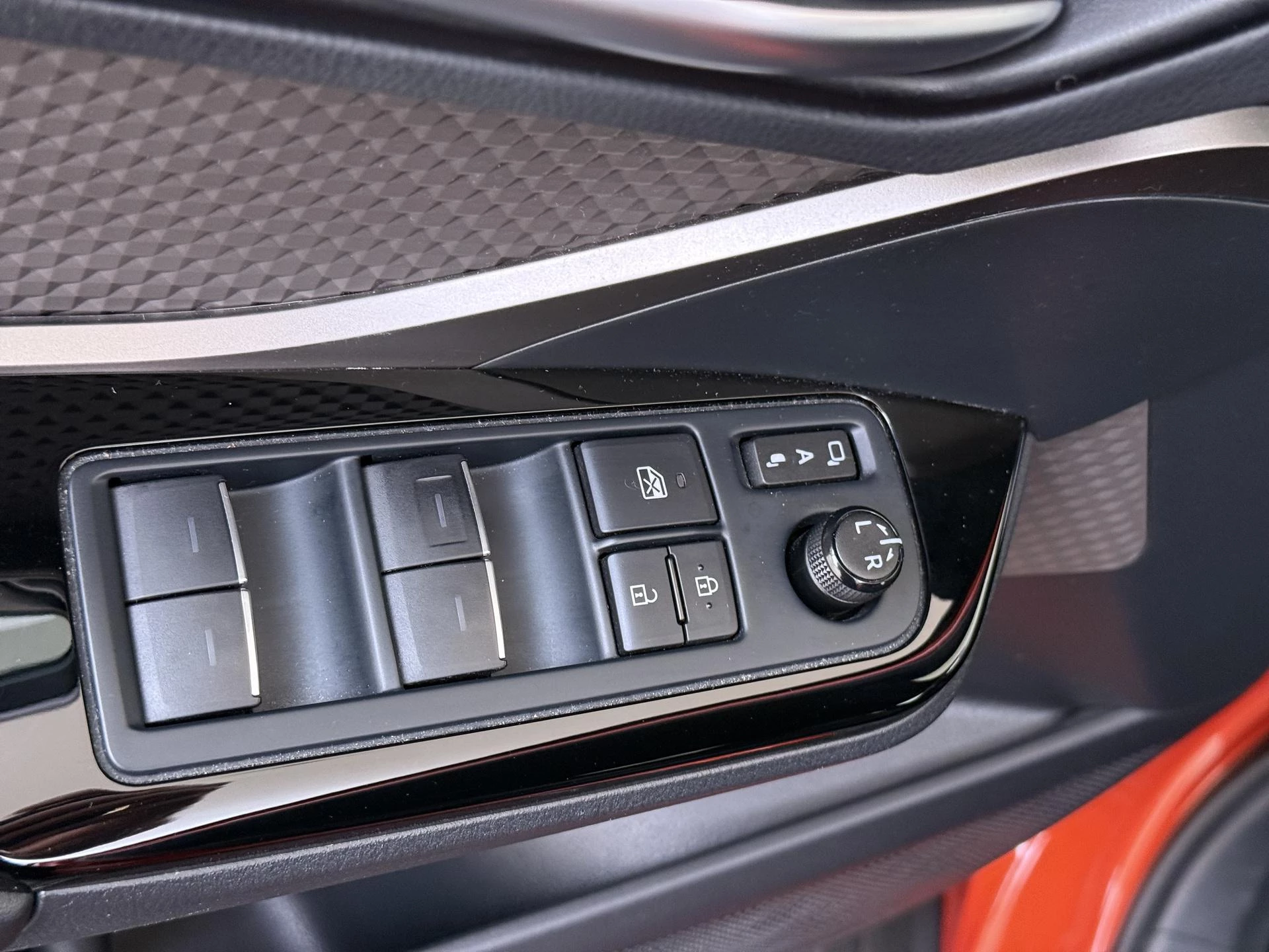 Toyota-C-HR-image-25