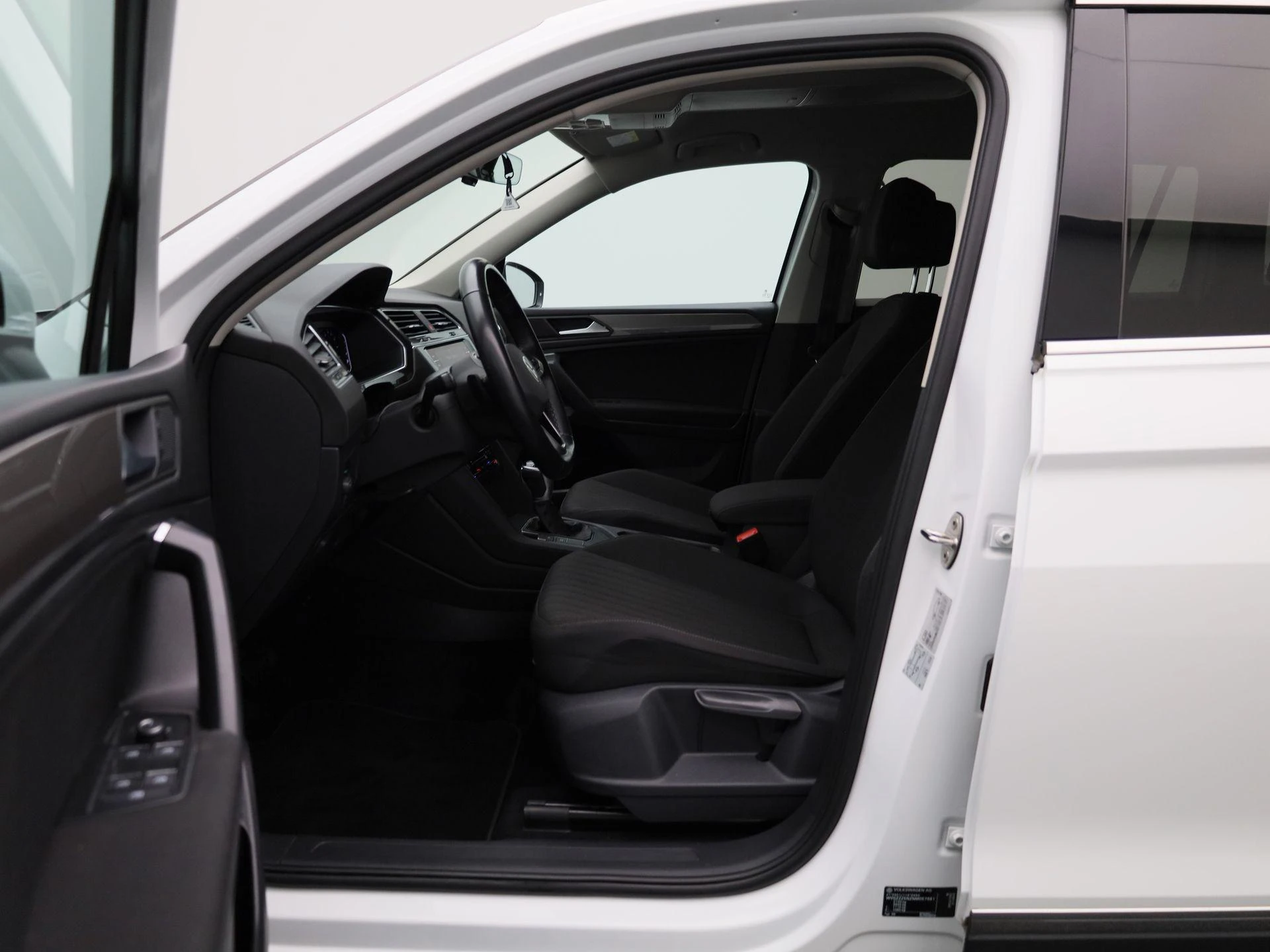 Volkswagen-Tiguan-image-10