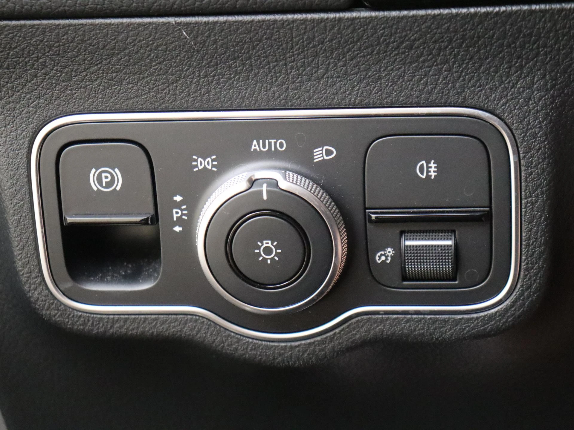 Mercedes-Benz-GLA-image-23